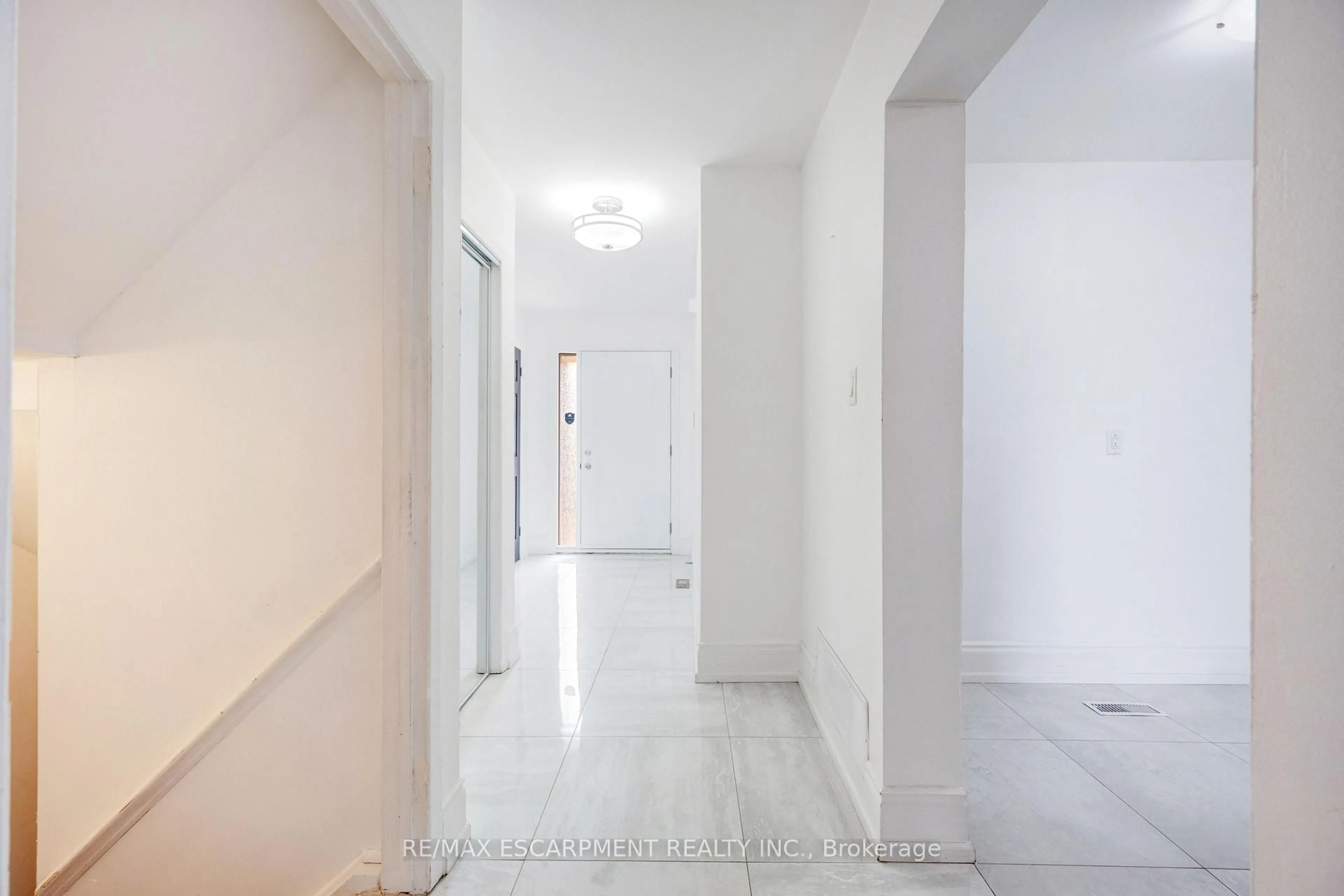 Indoor foyer for 3430 Brandon Gate Dr #31, Mississauga Ontario L4T 3T4