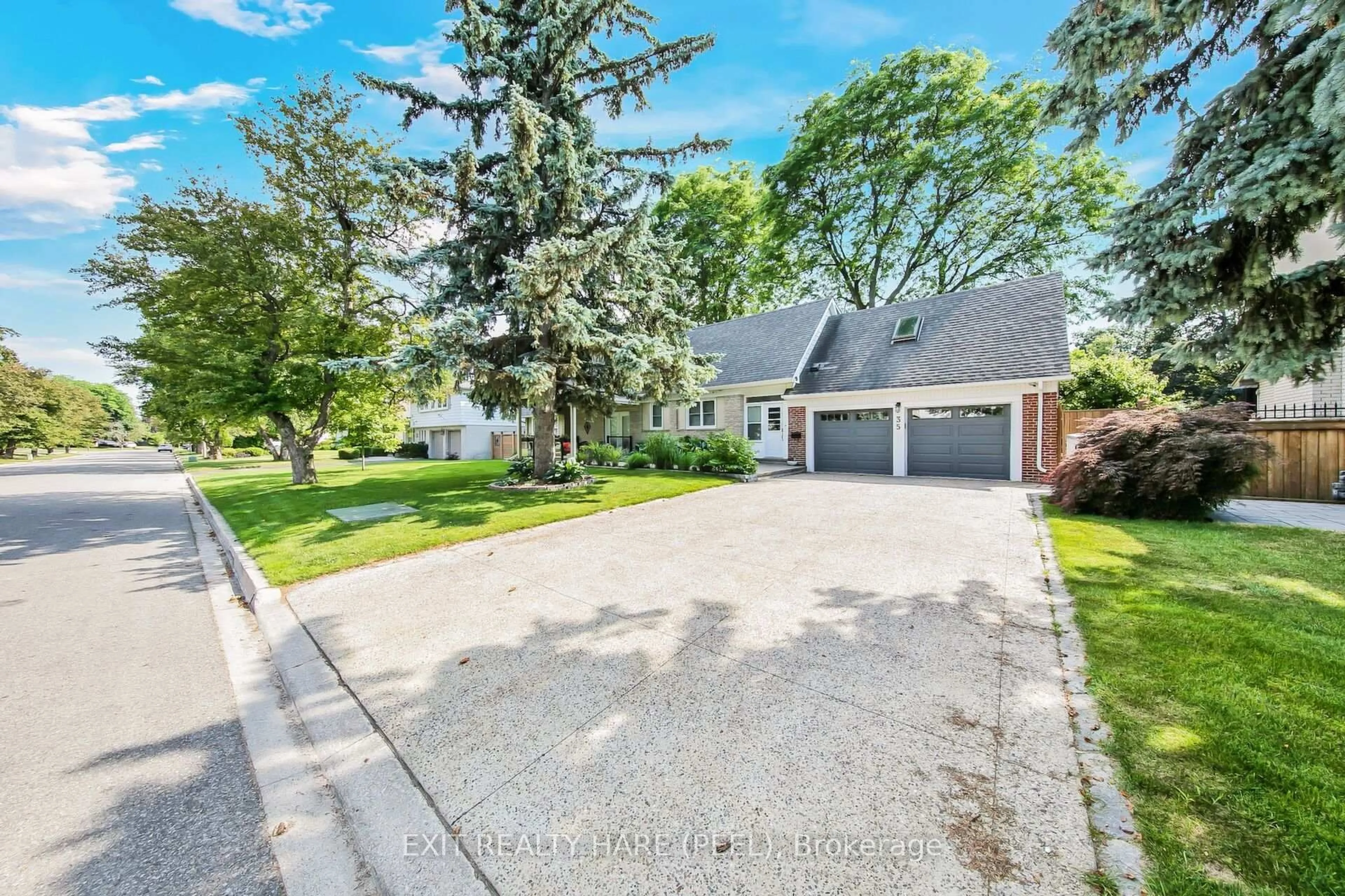 A pic from outside/outdoor area/front of a property/back of a property/a pic from drone, street for 35 Ridgehill Dr, Brampton Ontario L6Y 2C3