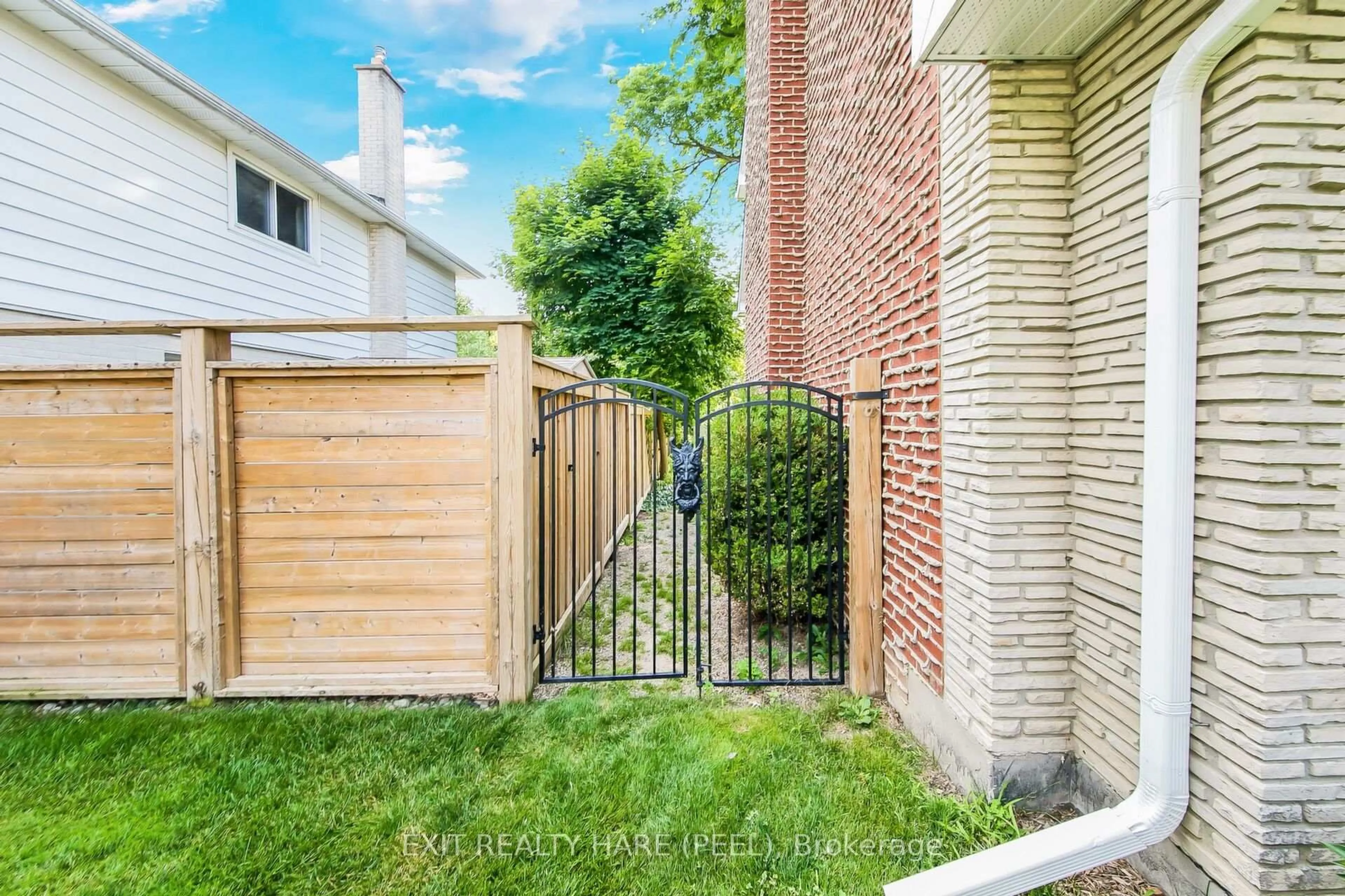 Patio, street for 35 Ridgehill Dr, Brampton Ontario L6Y 2C3