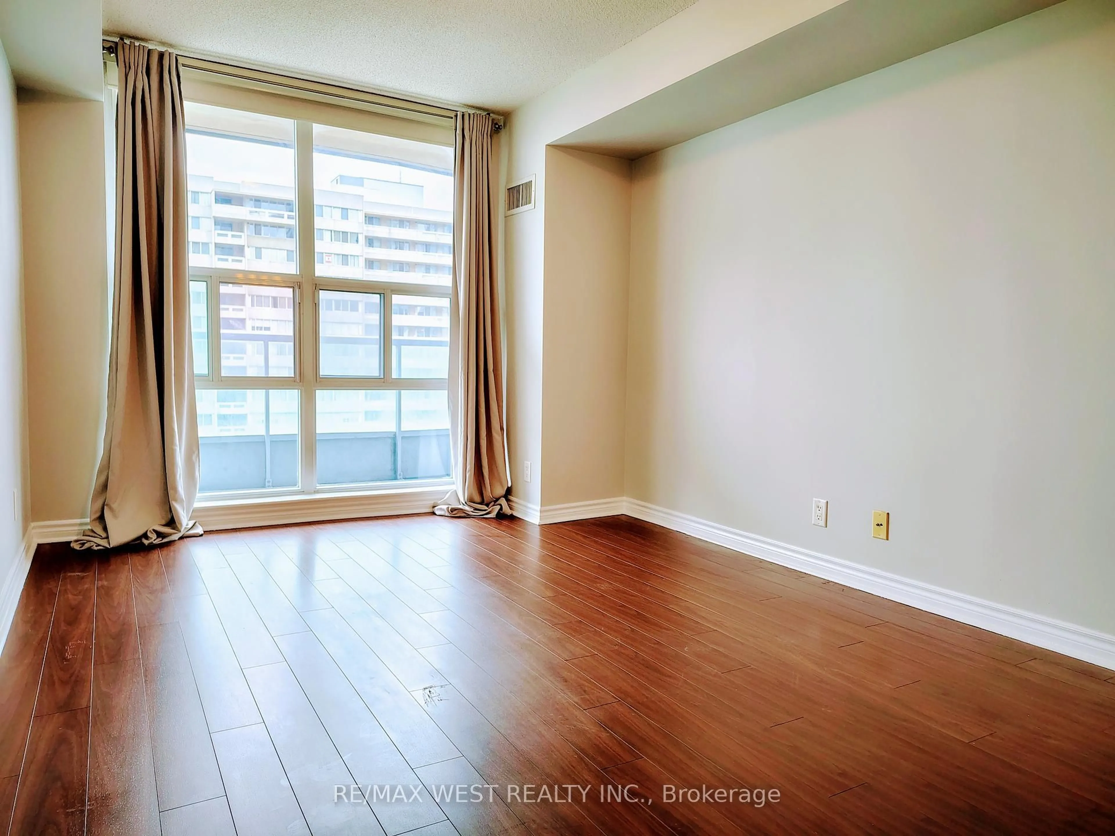 A pic of a room for 1 Elm Dr #1301, Mississauga Ontario L5B 4M1