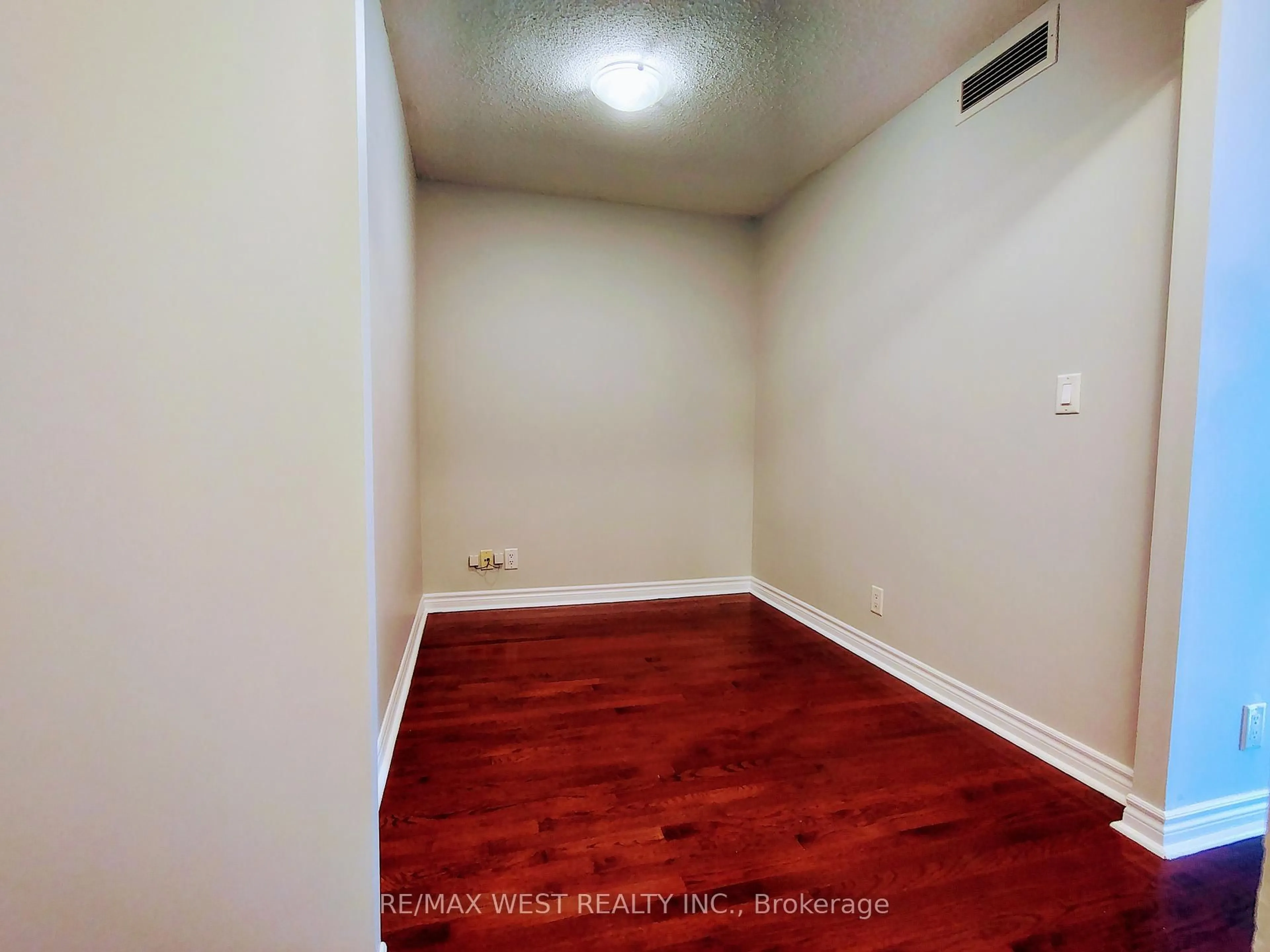 A pic of a room for 1 Elm Dr #1301, Mississauga Ontario L5B 4M1