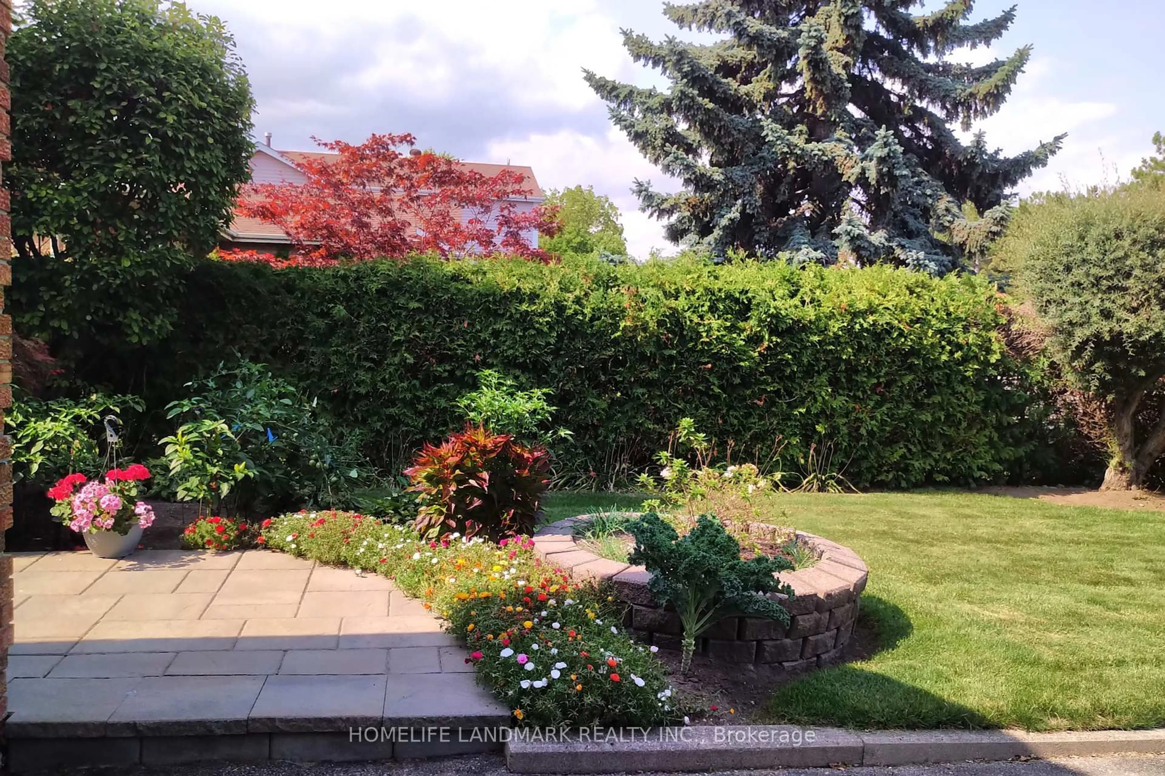 A pic from outside/outdoor area/front of a property/back of a property/a pic from drone, street for 3666 Sawmill Valley Dr, Mississauga Ontario L5L 2P6