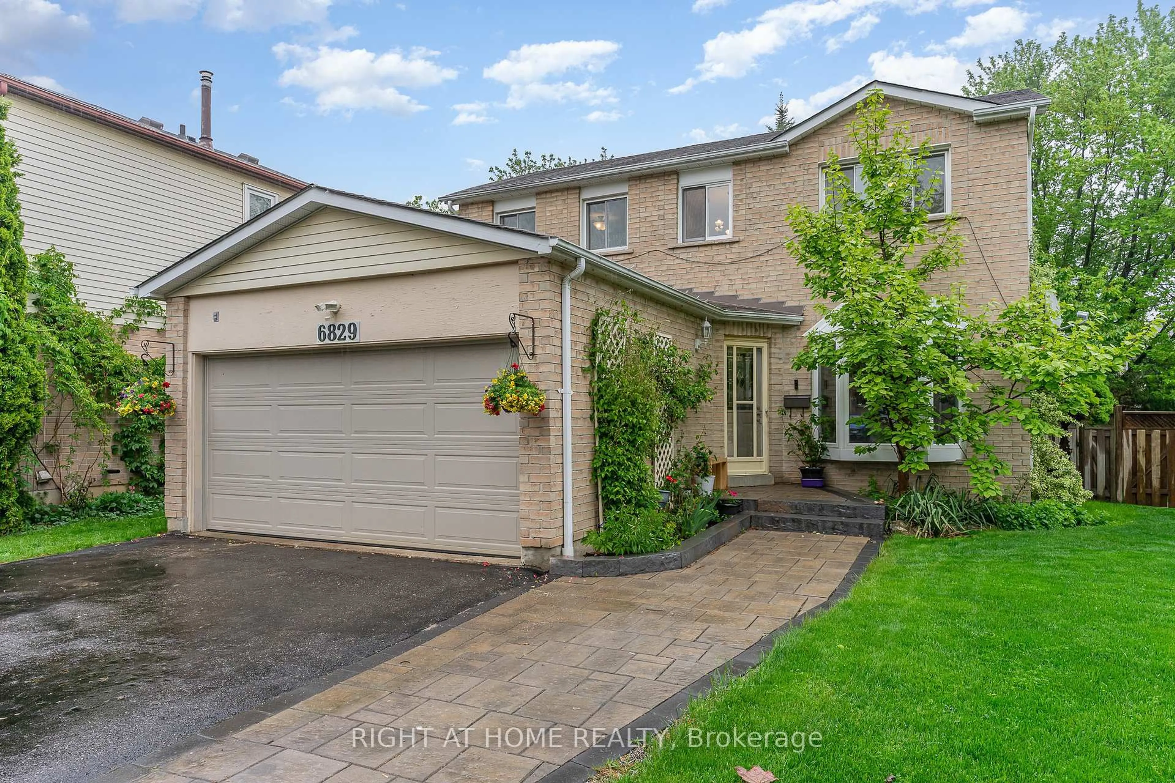 A pic from outside/outdoor area/front of a property/back of a property/a pic from drone, street for 6829 Markwood Pl, Mississauga Ontario L5N 4K7