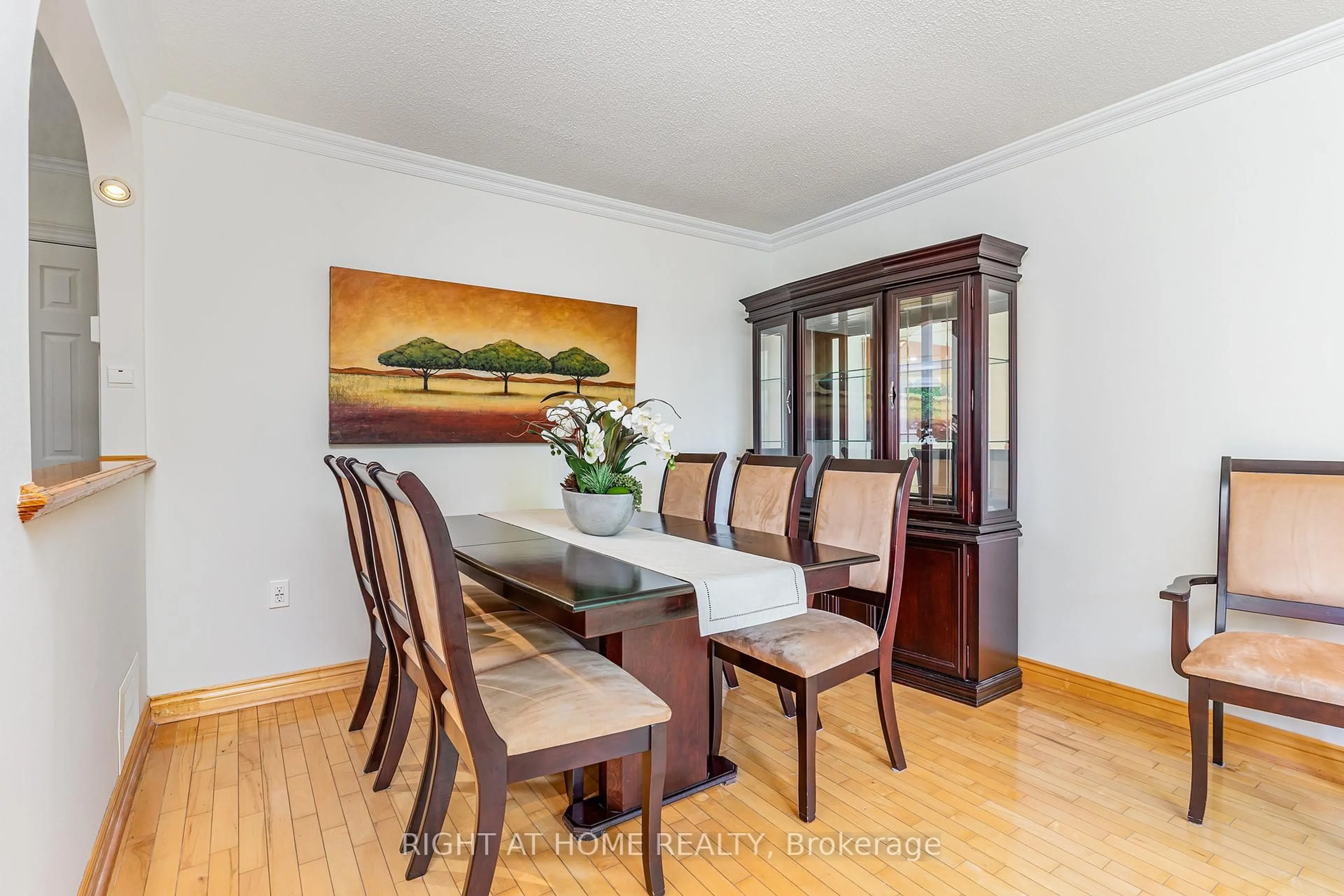 Dining room, wood/laminate floor for 6829 Markwood Pl, Mississauga Ontario L5N 4K7