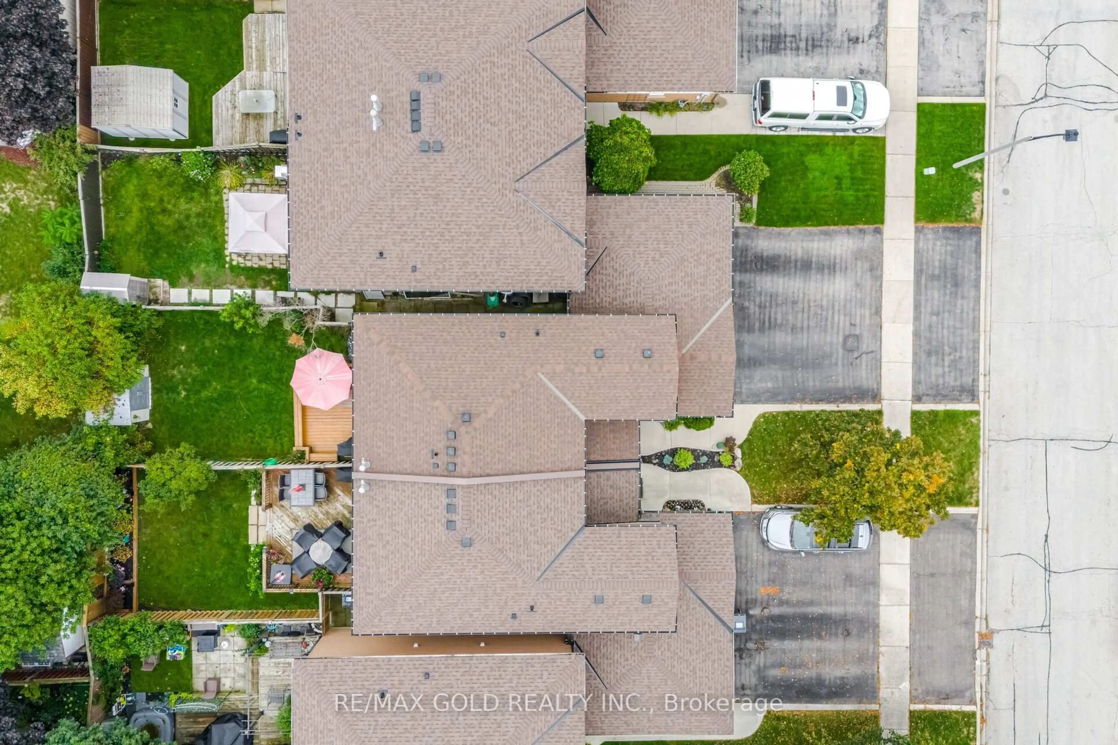 A pic from outside/outdoor area/front of a property/back of a property/a pic from drone, street for 26 Flemington Dr, Caledon Ontario L7C 1B5