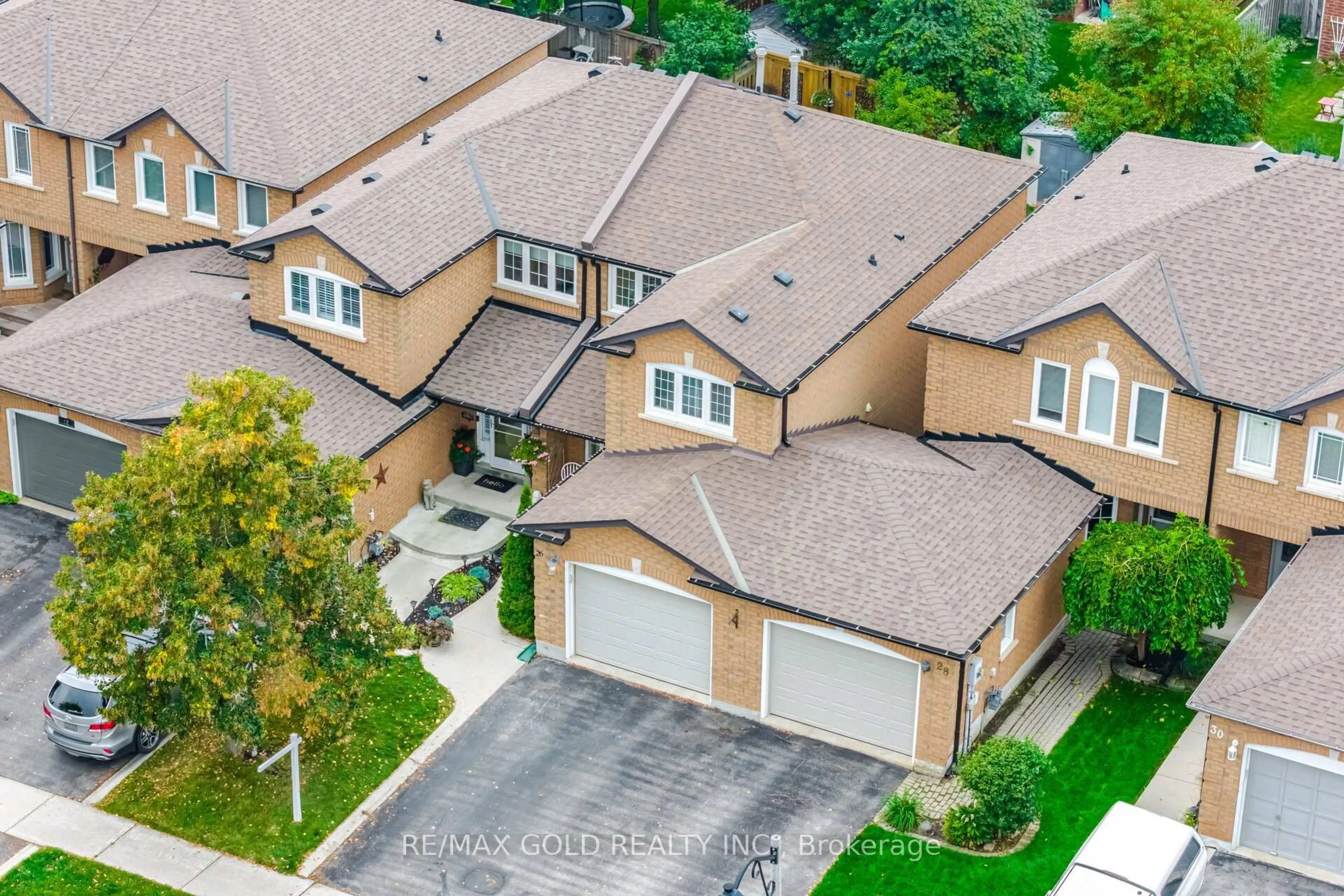 A pic from outside/outdoor area/front of a property/back of a property/a pic from drone, street for 26 Flemington Dr, Caledon Ontario L7C 1B5