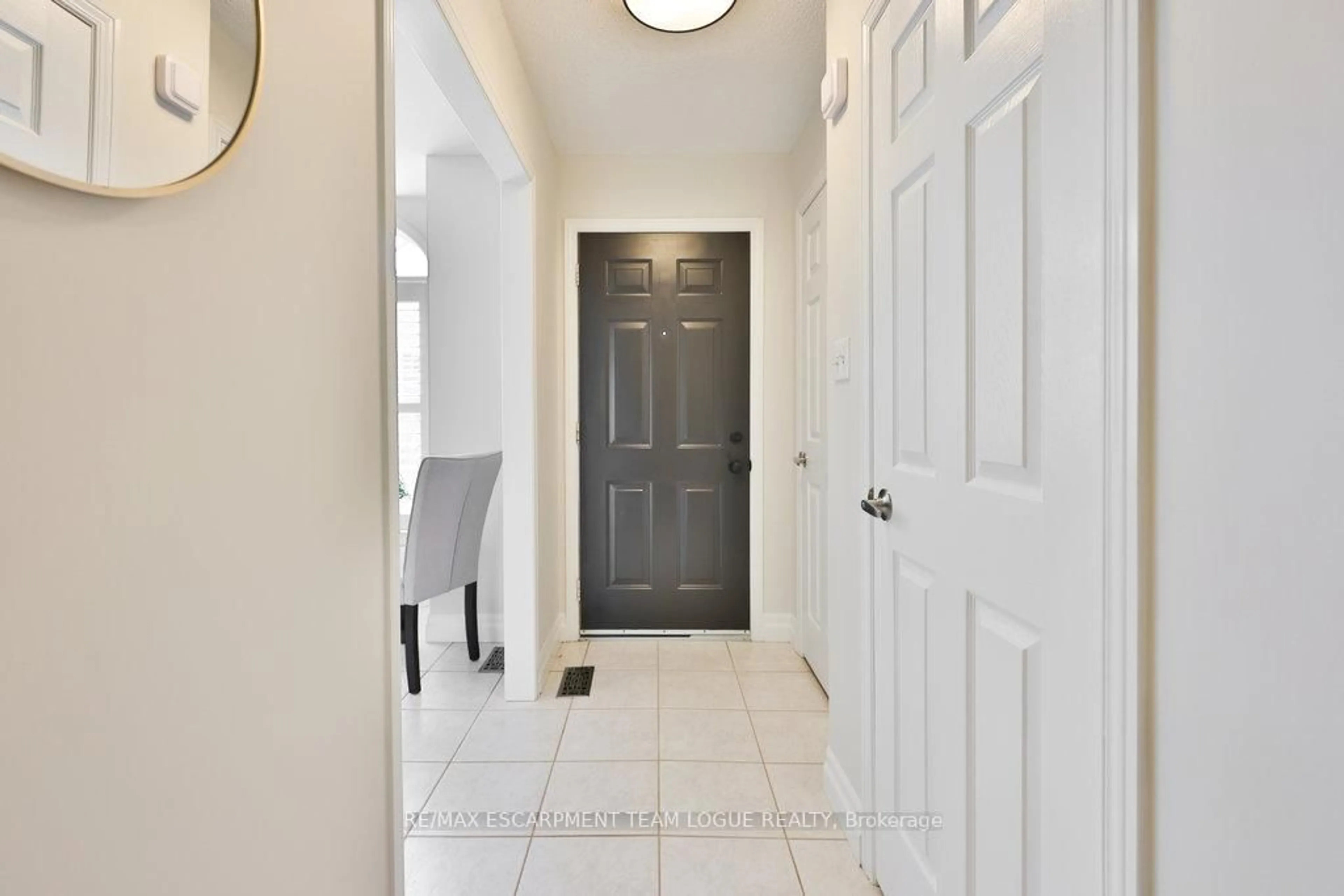 Indoor entryway for 4200 Kilmer Dr #15, Burlington Ontario L7M 4Y2