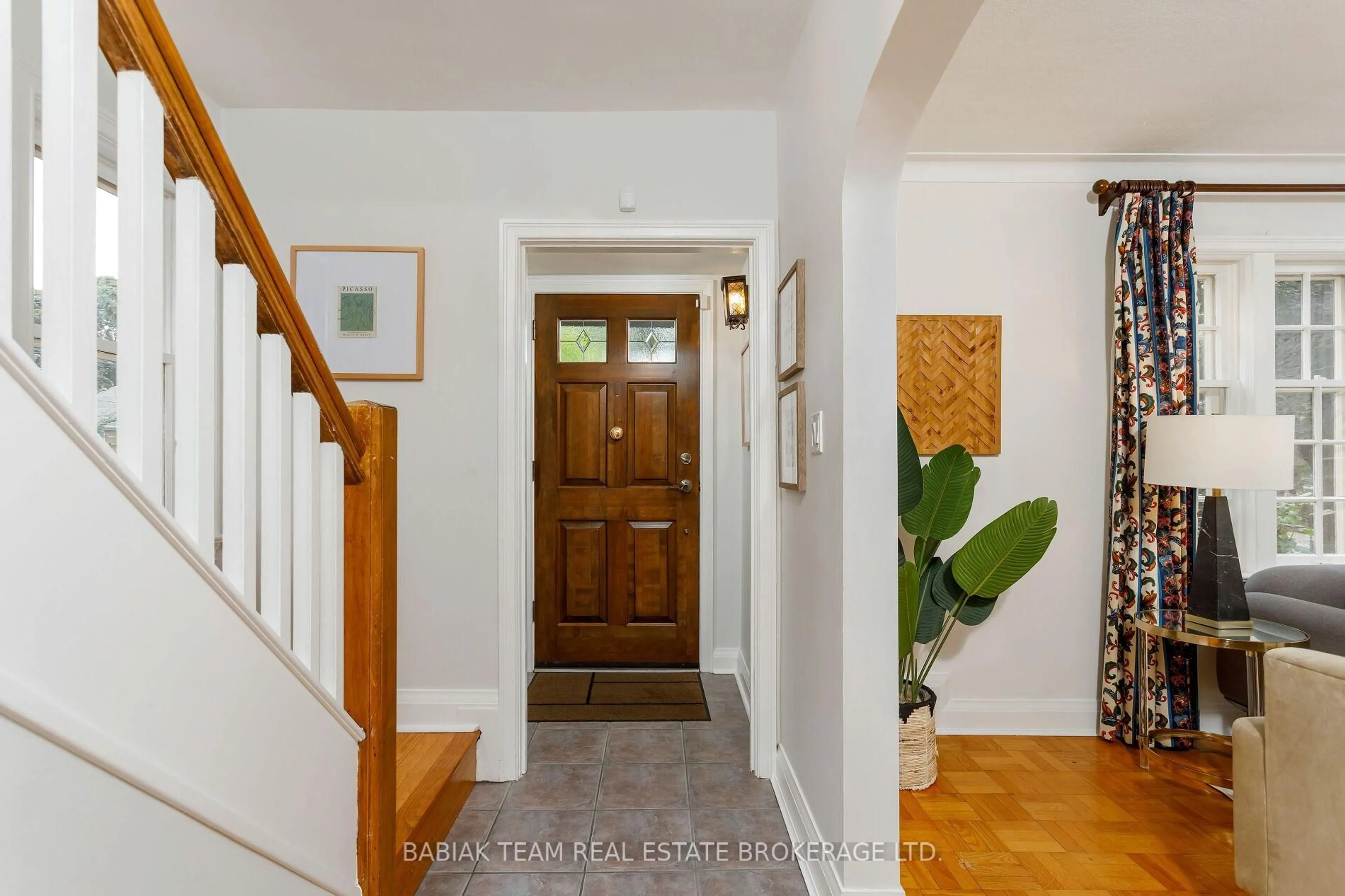 Indoor entryway for 29 Bridgeview Rd, Toronto Ontario M6S 4M9