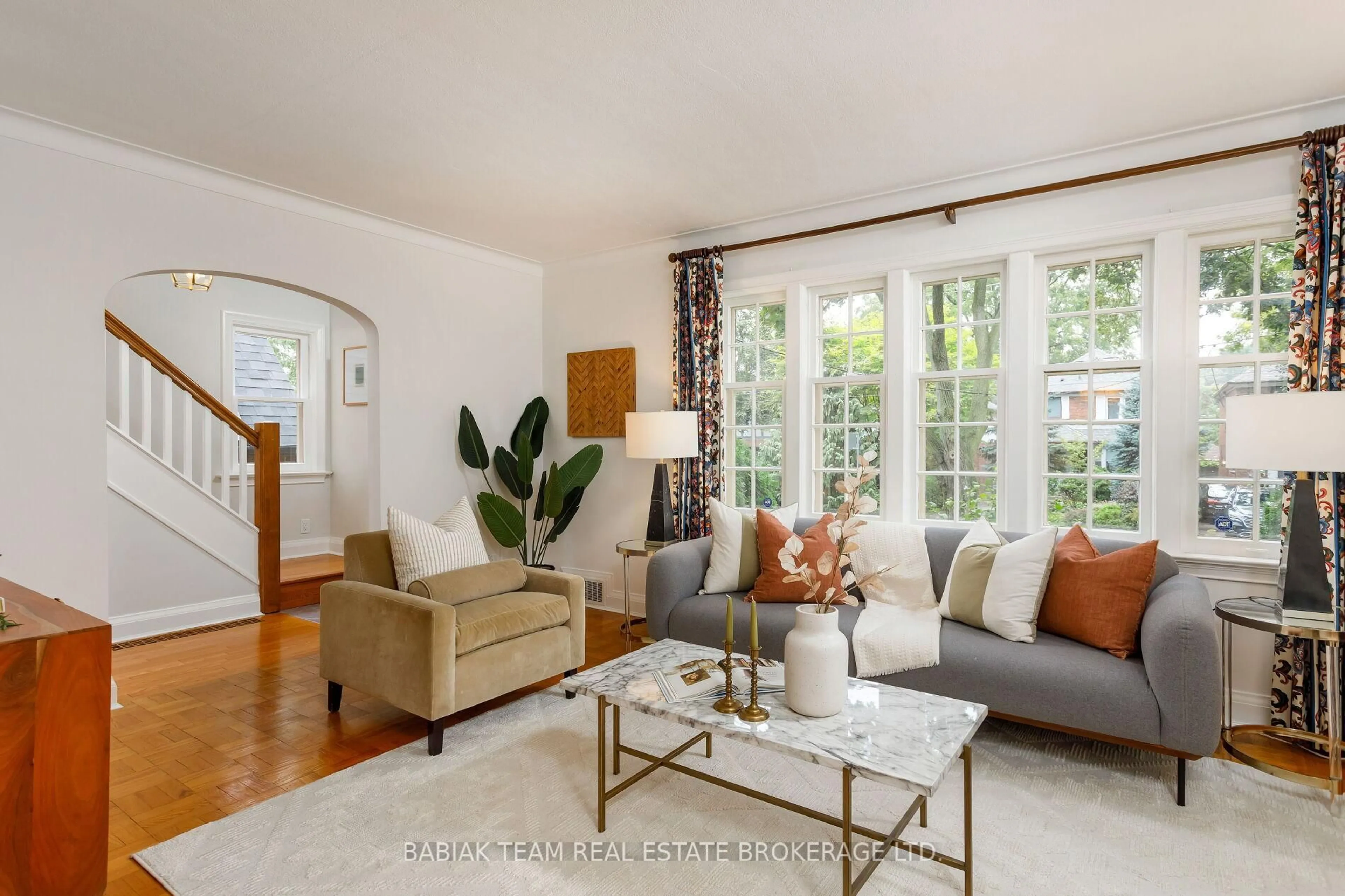 Living room with furniture, unknown for 29 Bridgeview Rd, Toronto Ontario M6S 4M9