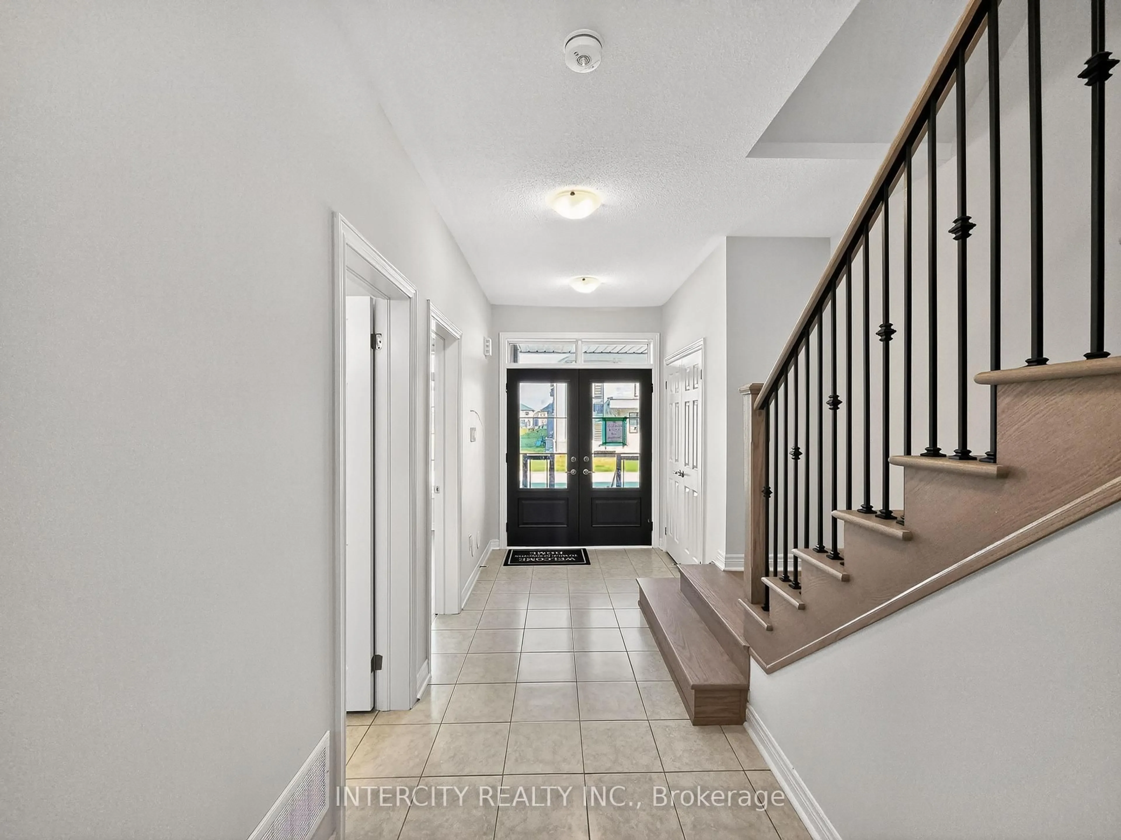 Indoor entryway for 100 Grassbank Rd, Brampton Ontario L6R 4E7