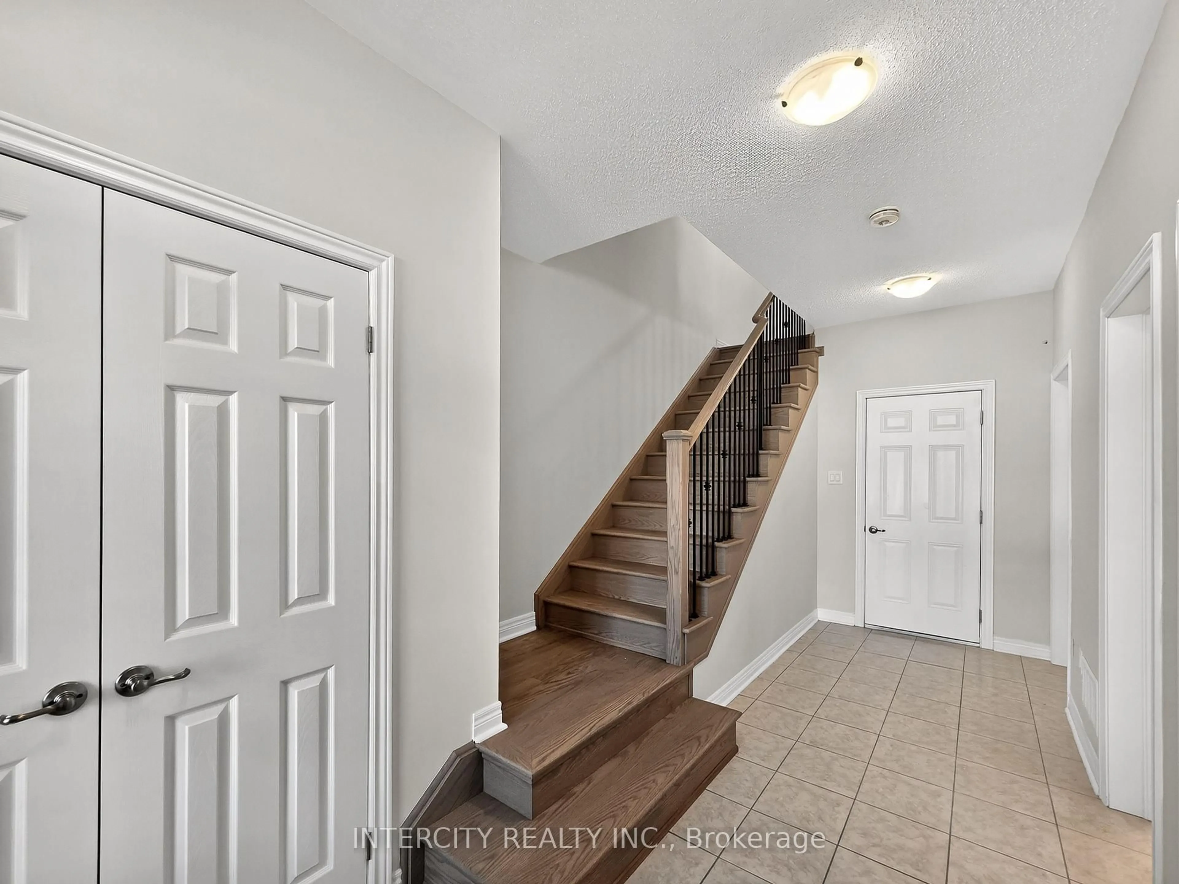 Indoor entryway for 100 Grassbank Rd, Brampton Ontario L6R 4E7