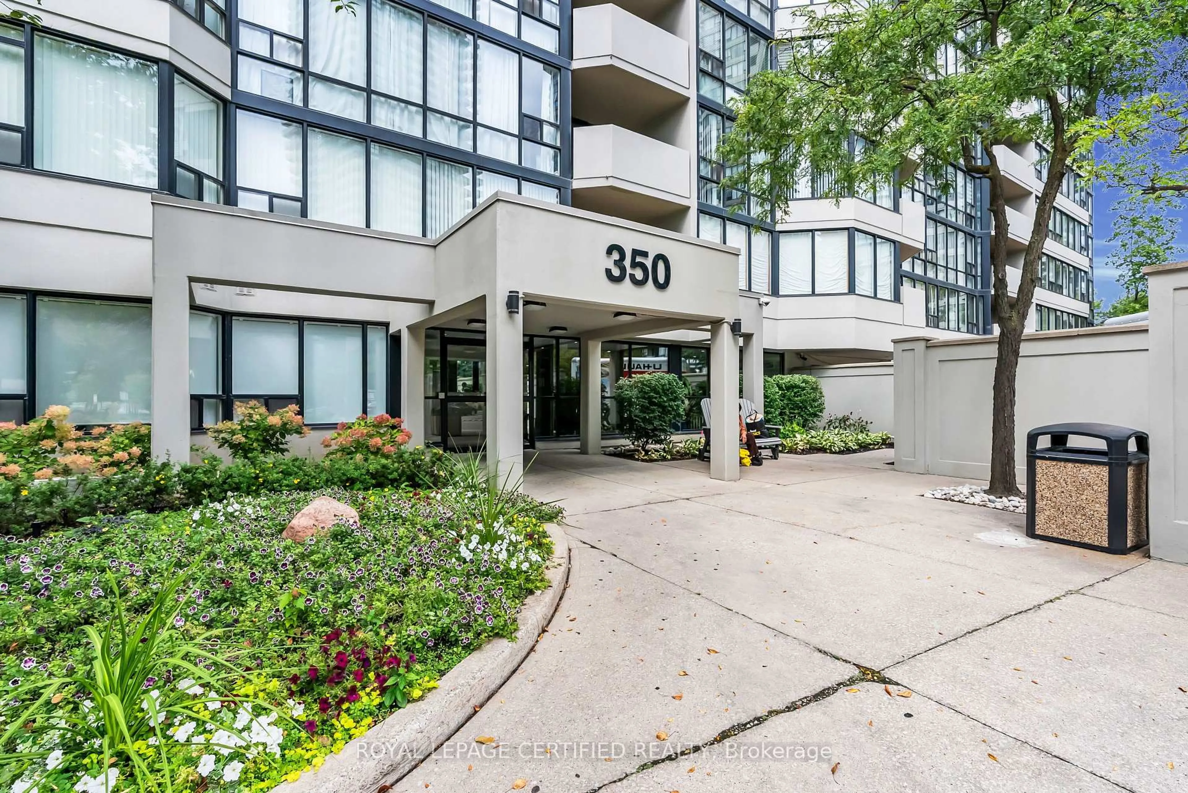 Indoor foyer for 350 Rathburn Rd #608, Mississauga Ontario L5B 3Y2