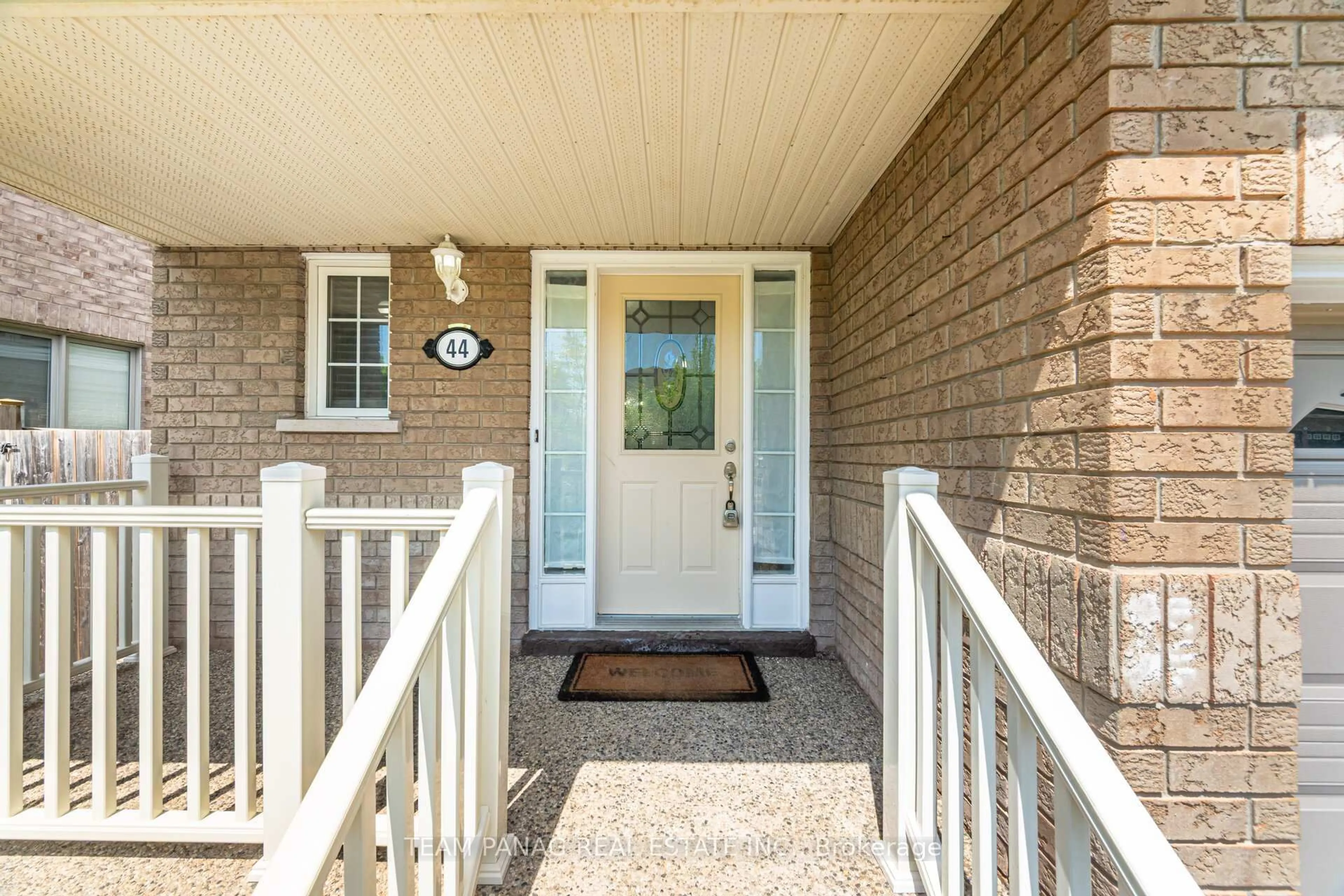 Indoor entryway for 44 Deforest Dr, Brampton Ontario L7A 2Y1