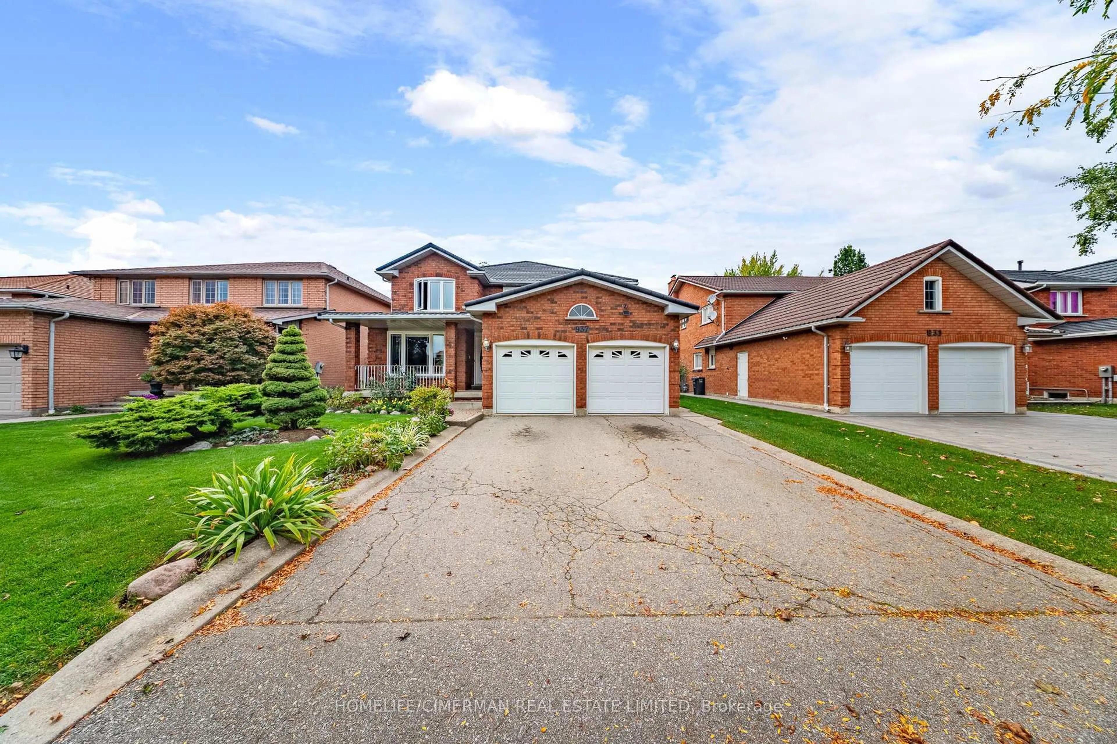 A pic from outside/outdoor area/front of a property/back of a property/a pic from drone, street for 937 Stargazer Dr, Mississauga Ontario L5V 1E9