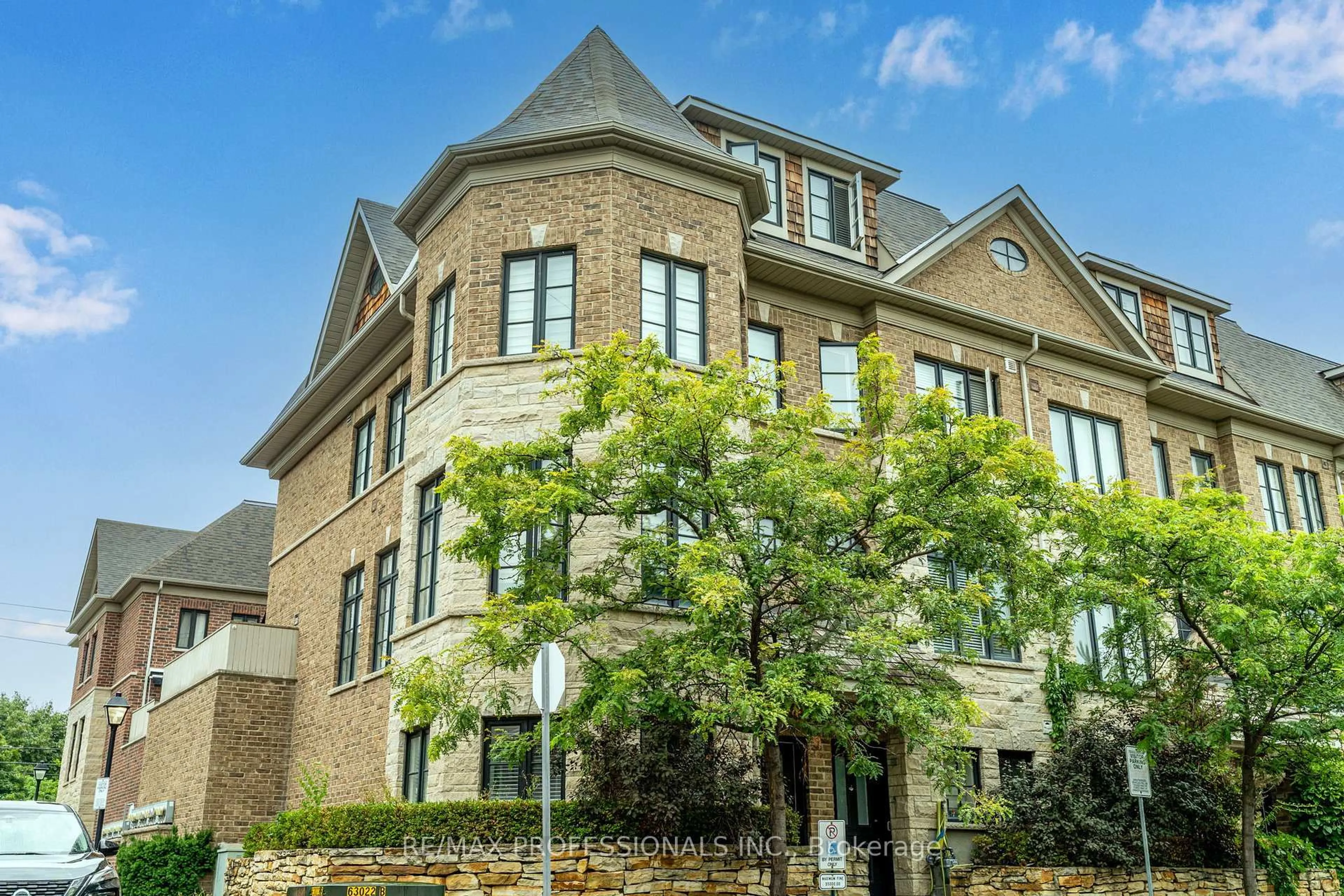 Home with brick exterior material, building for 1812 Burnhamthorpe Rd #1, Mississauga Ontario L4X 0A3