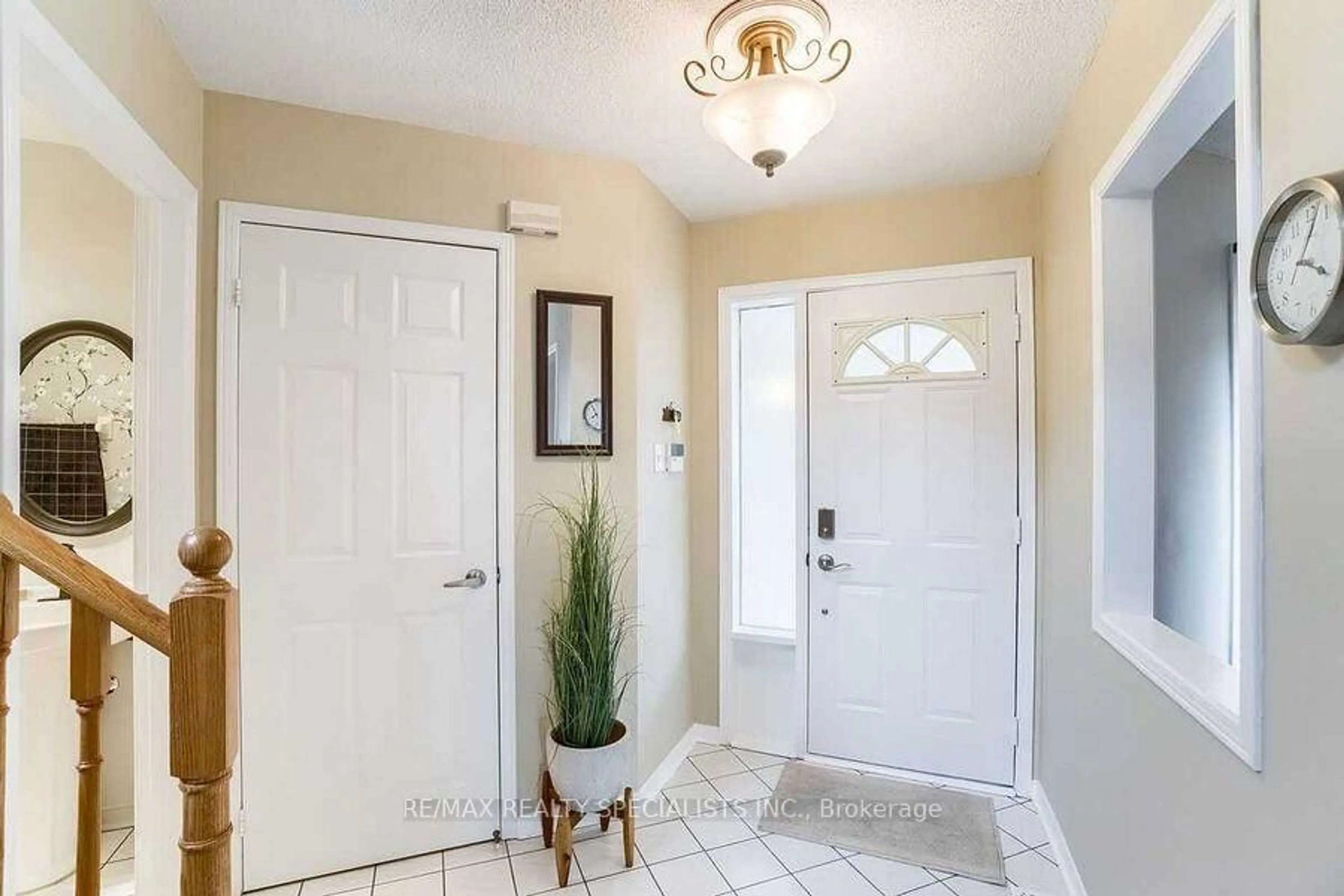 Indoor entryway for 22 Furrows End, Brampton Ontario L6Z 4S5