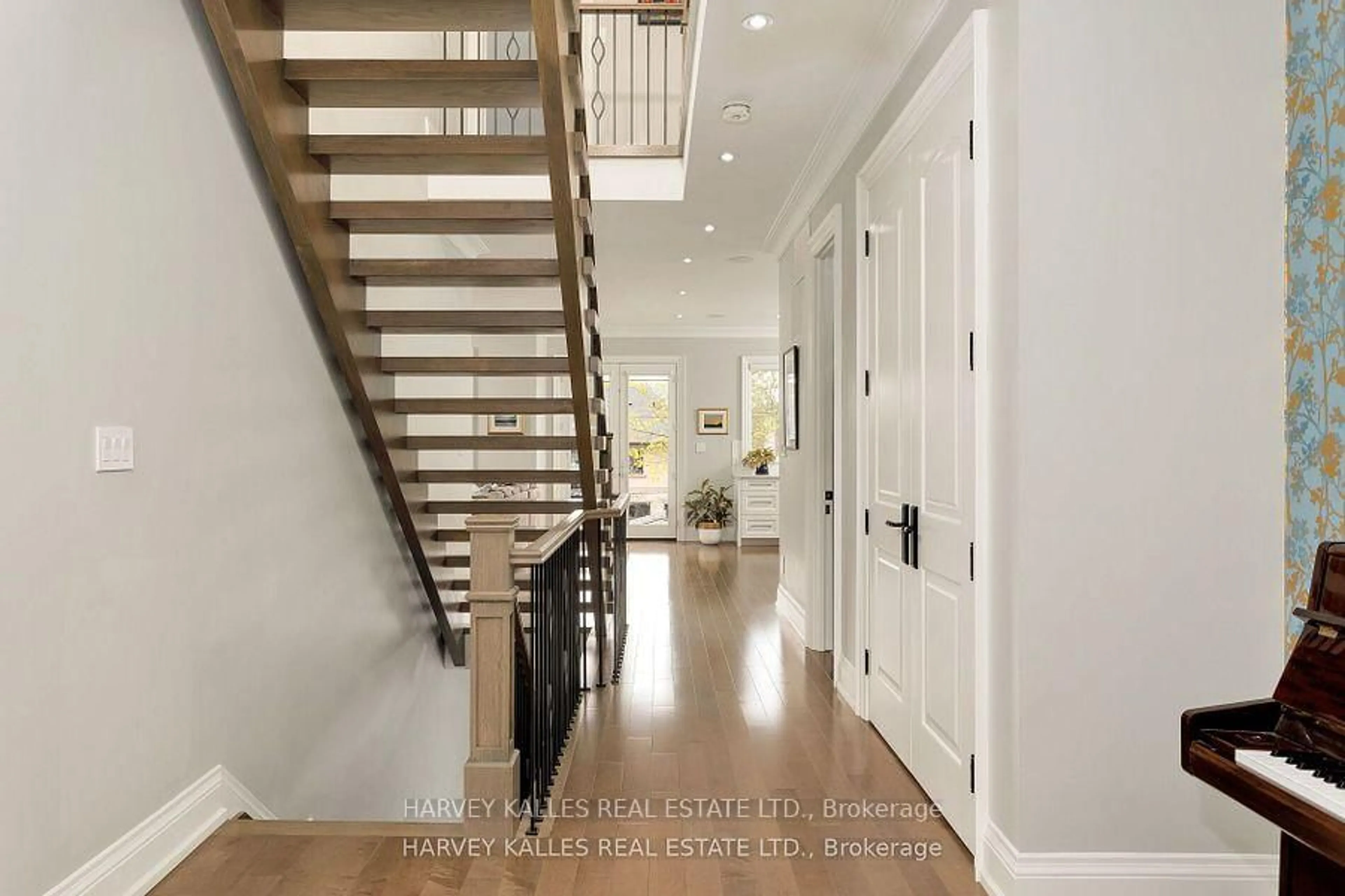 Indoor entryway for 4673 Dundas St, Toronto Ontario M9A 1A4