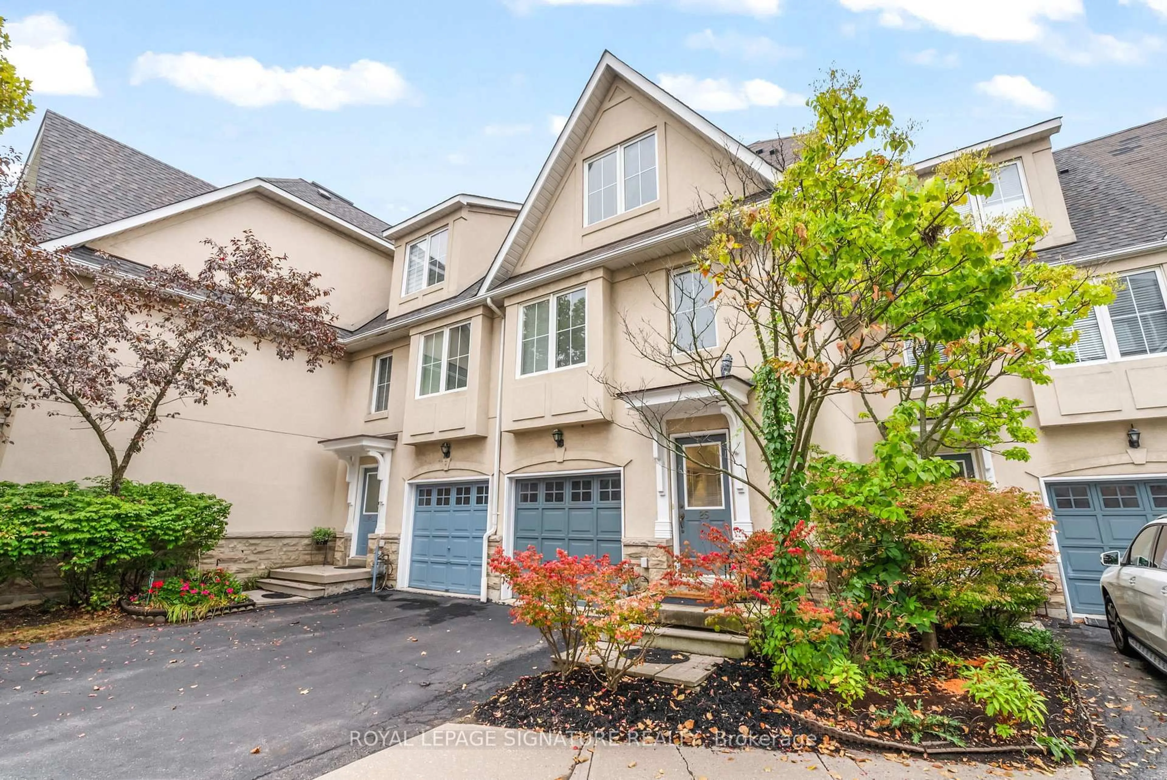 Home with vinyl exterior material, street for 800 Dundas St #25, Mississauga Ontario L5C 4S8