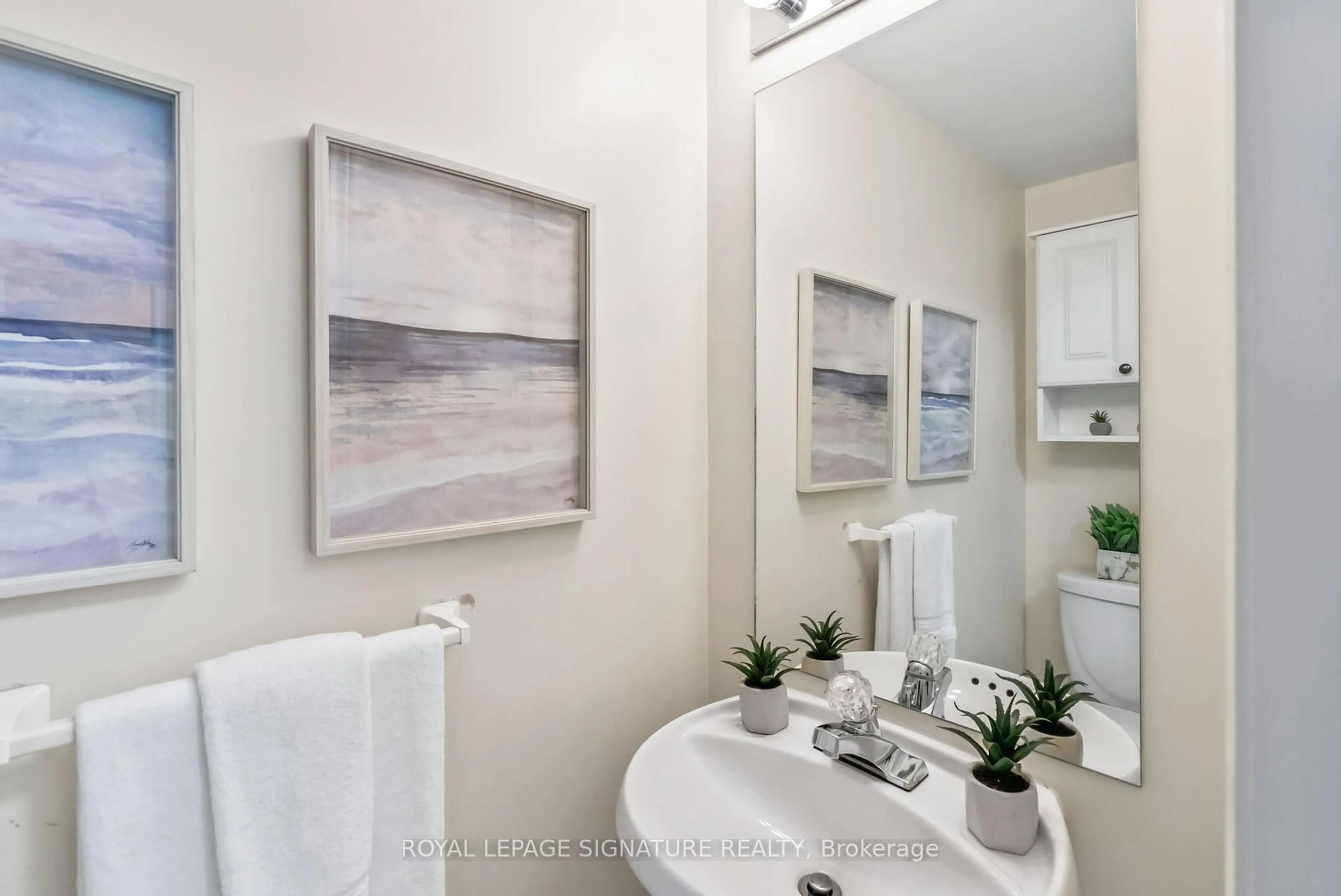 Contemporary bathroom, ceramic/tile floor for 800 Dundas St #25, Mississauga Ontario L5C 4S8