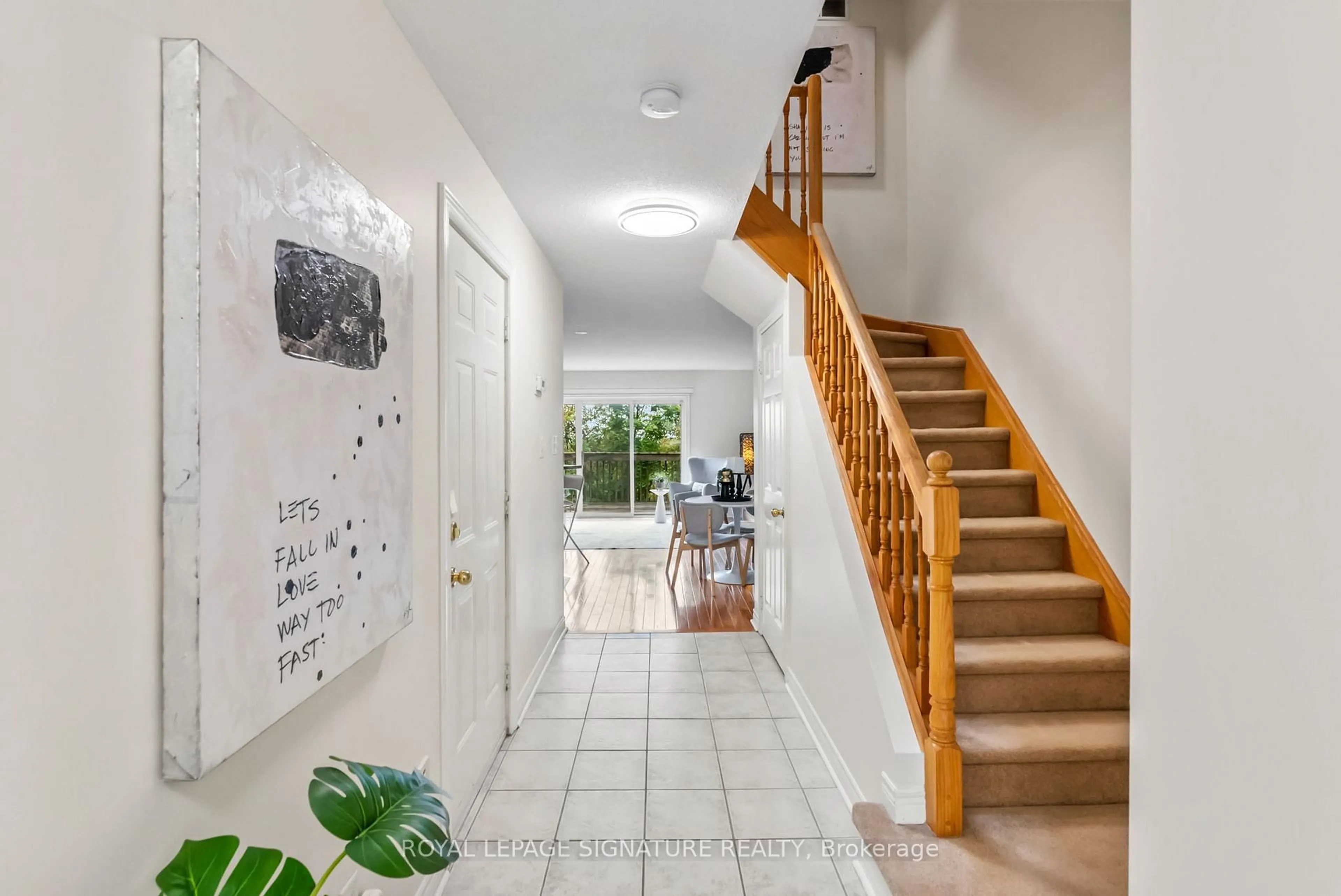 Indoor entryway for 800 Dundas St #25, Mississauga Ontario L5C 4S8