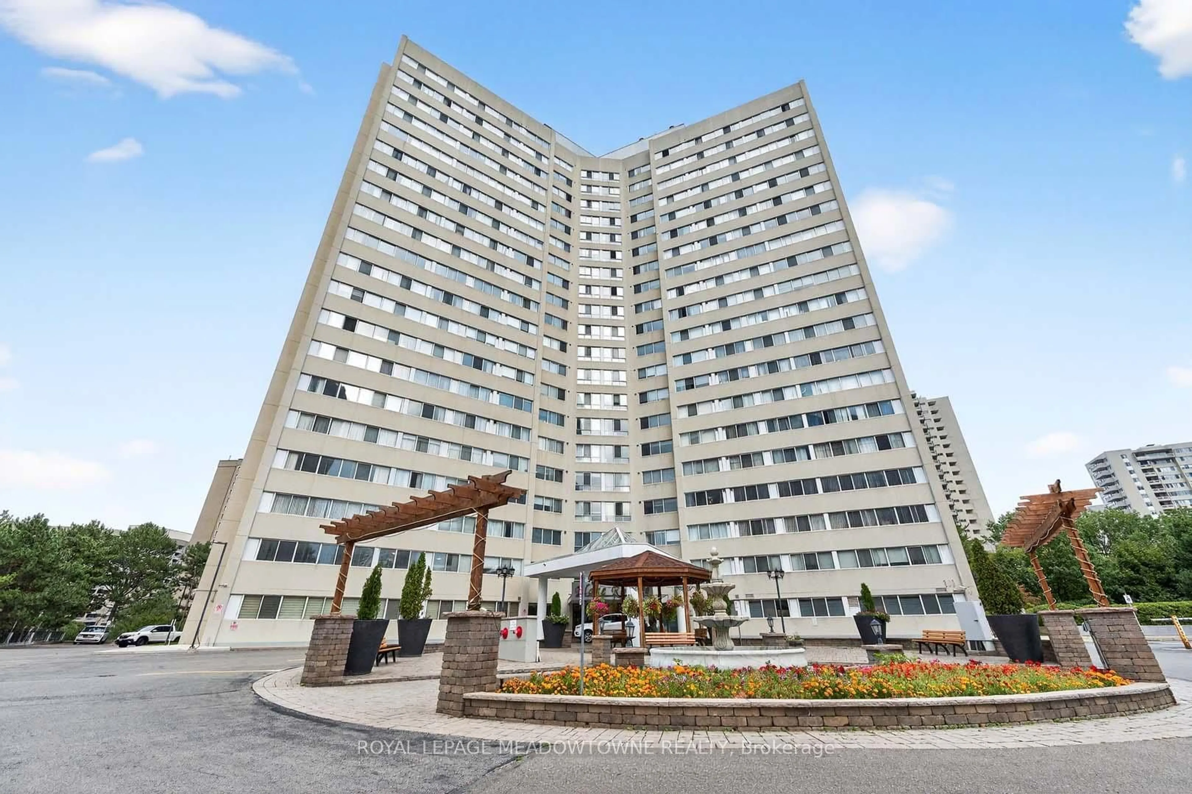 Indoor foyer for 3695 Kaneff Cres #102, Mississauga Ontario L5A 4B6