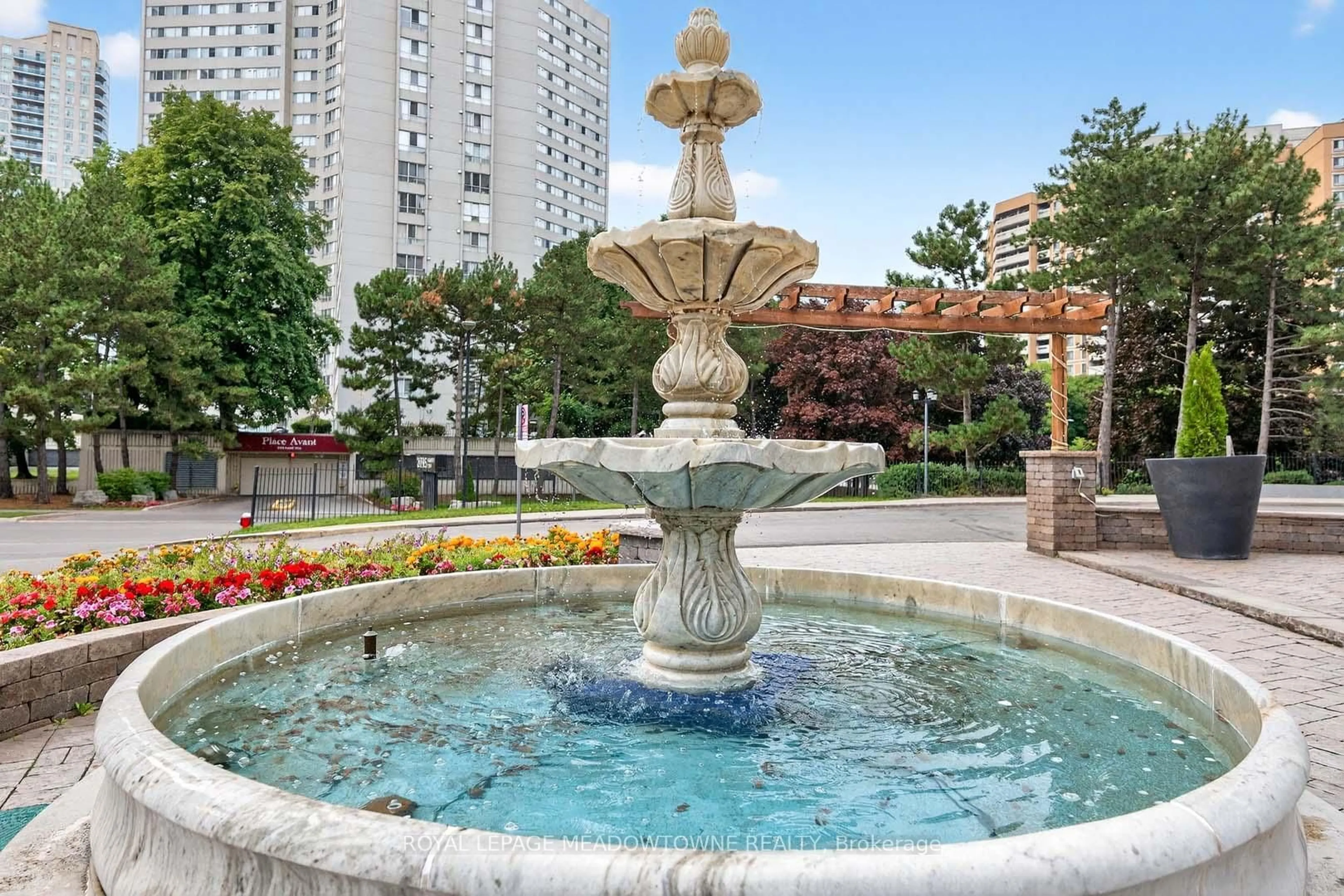 Patio, street for 3695 Kaneff Cres #102, Mississauga Ontario L5A 4B6