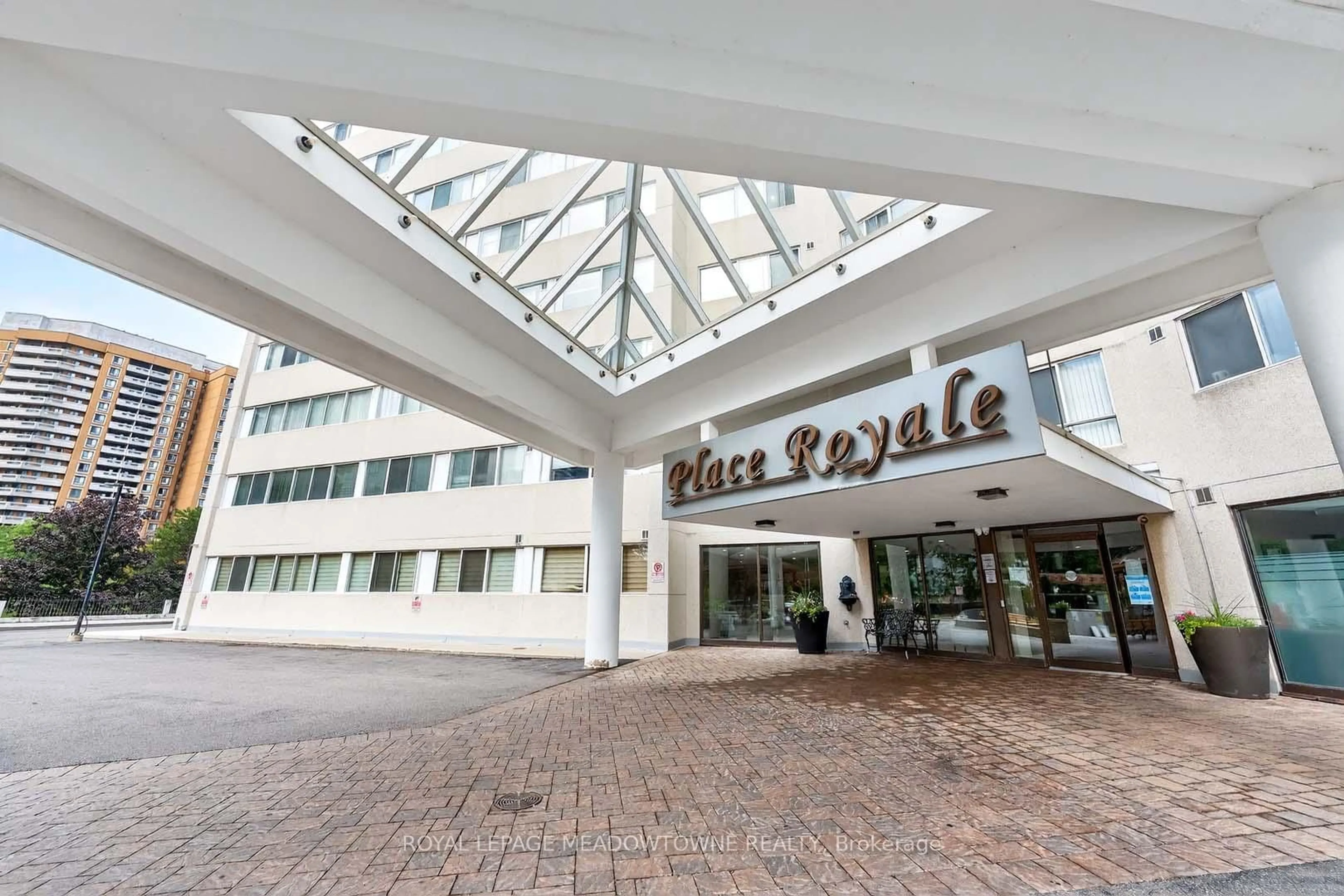 Indoor foyer for 3695 Kaneff Cres #102, Mississauga Ontario L5A 4B6