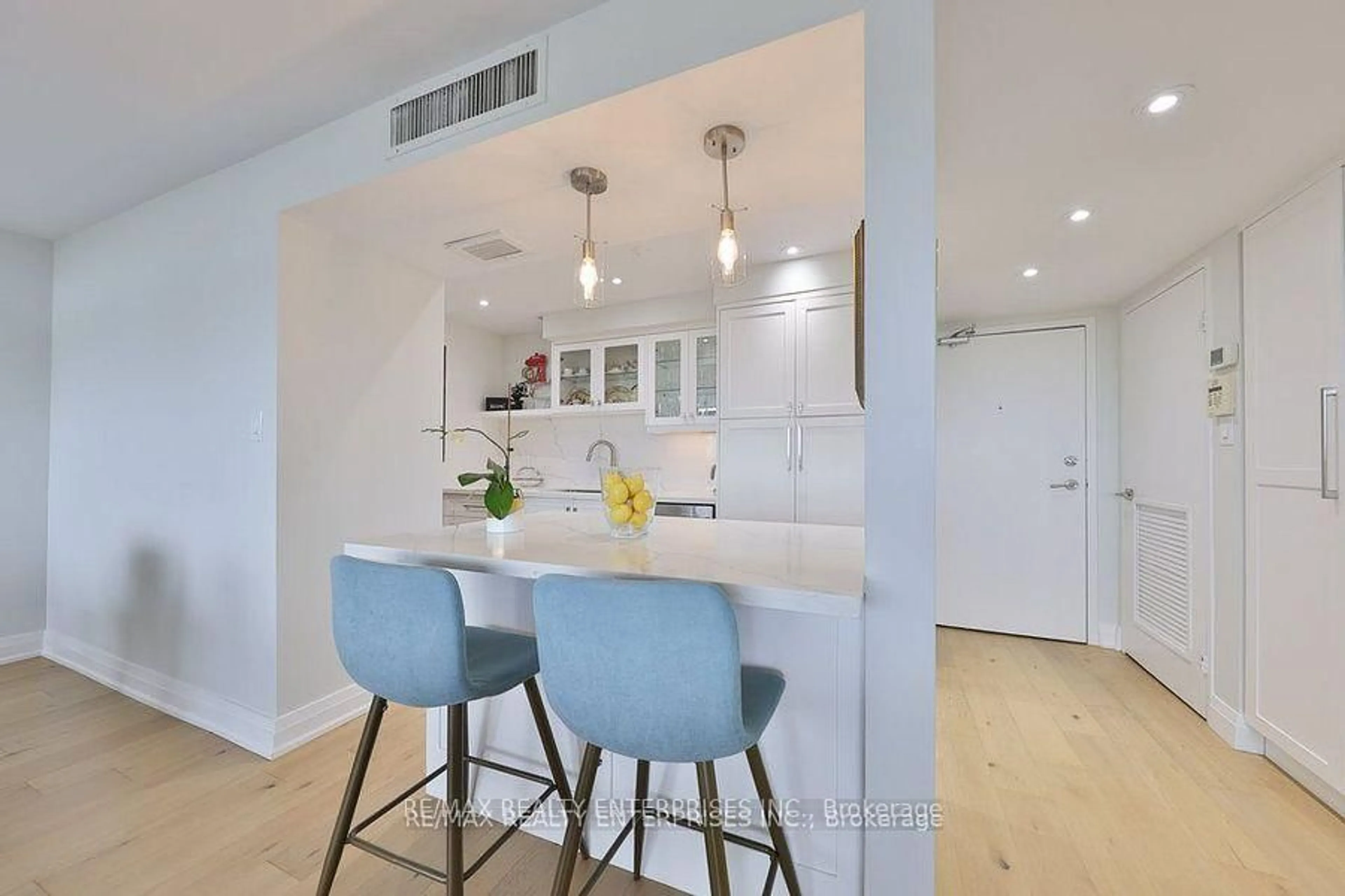 Open concept kitchen, ceramic/tile floor for 1333 Bloor St #606, Mississauga Ontario L4Y 3T6