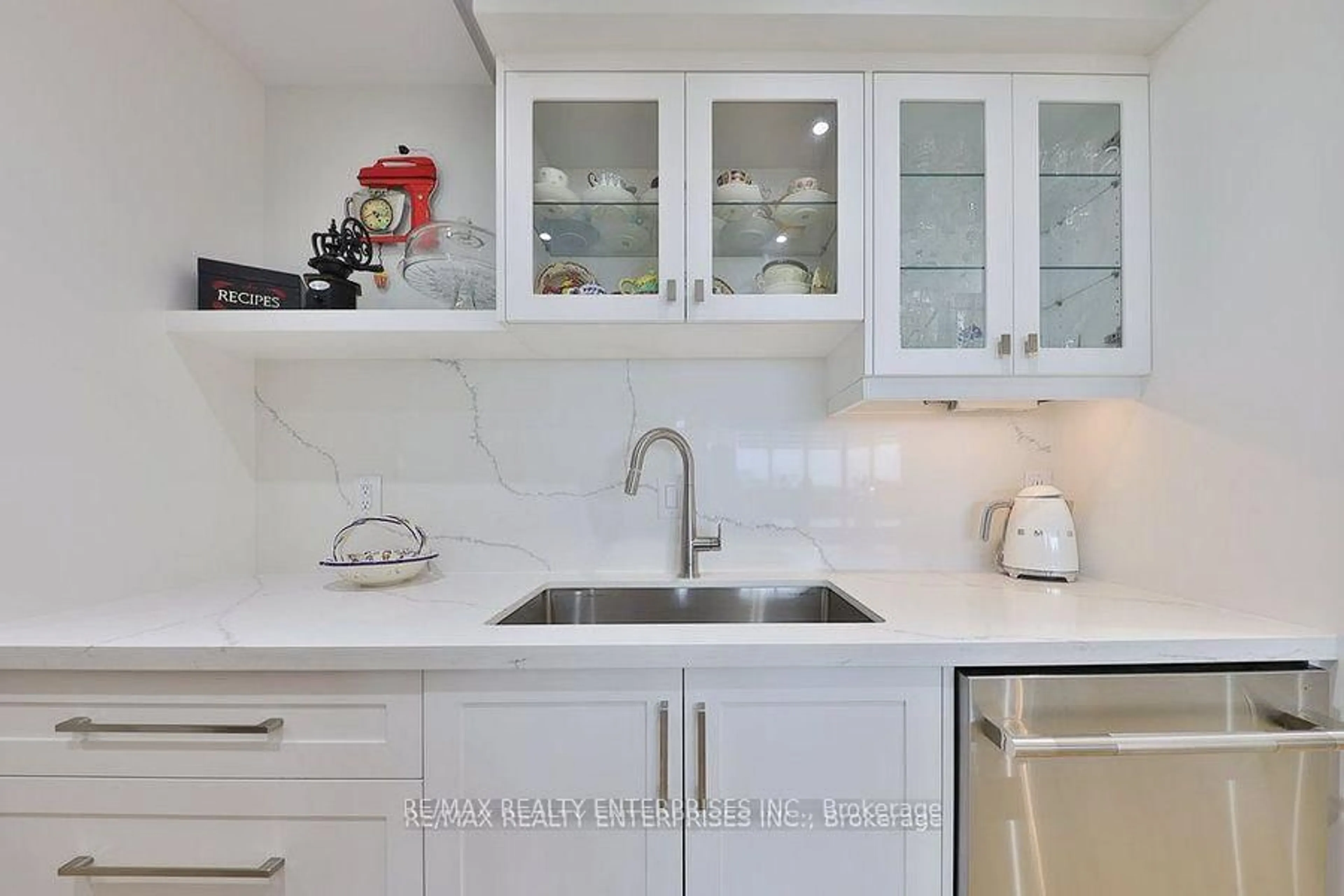 Contemporary kitchen, ceramic/tile floor for 1333 Bloor St #606, Mississauga Ontario L4Y 3T6