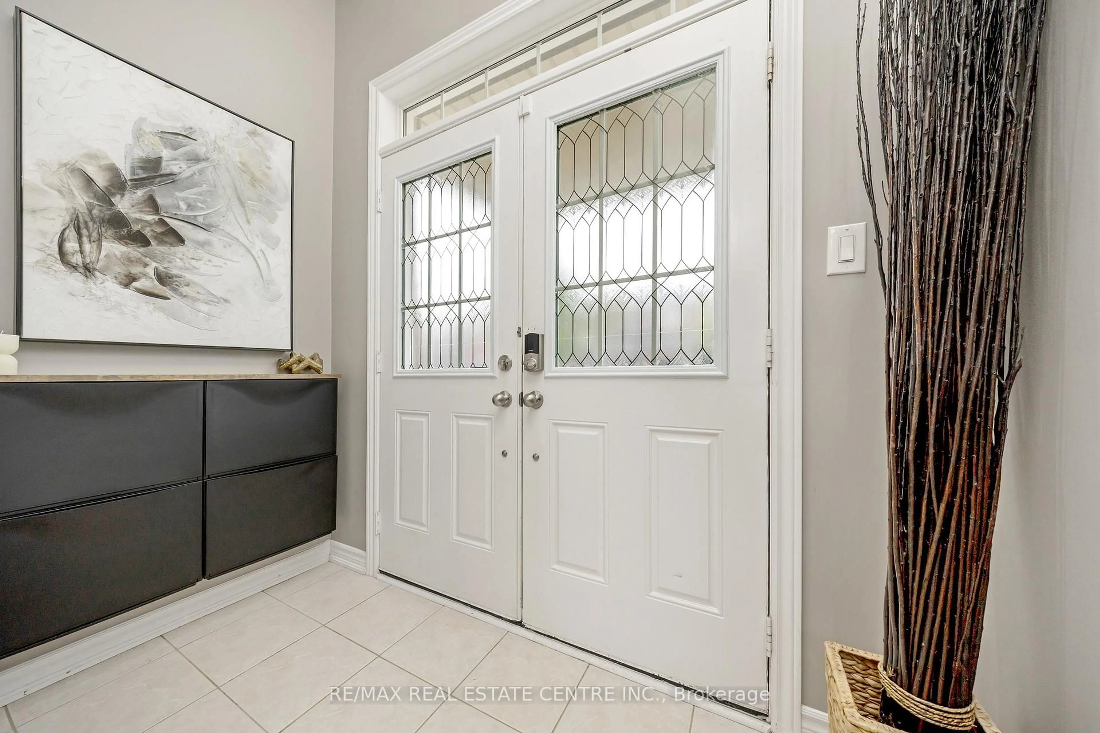 Indoor entryway for 1244 Ruddy Cres, Milton Ontario L9T 8M2