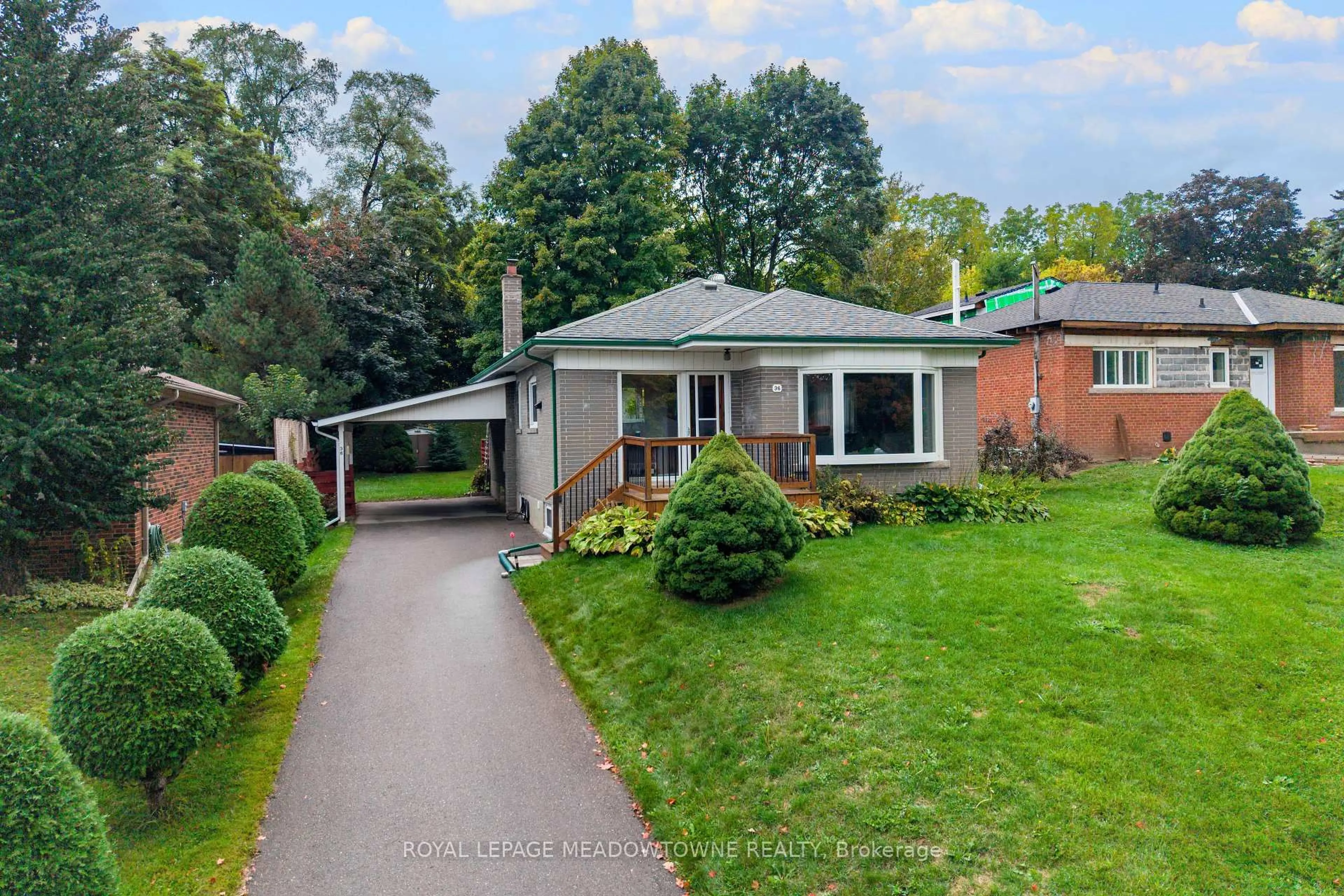 A pic from outside/outdoor area/front of a property/back of a property/a pic from drone, street for 36 Hewson Cres, Halton Hills Ontario L7G 2N9