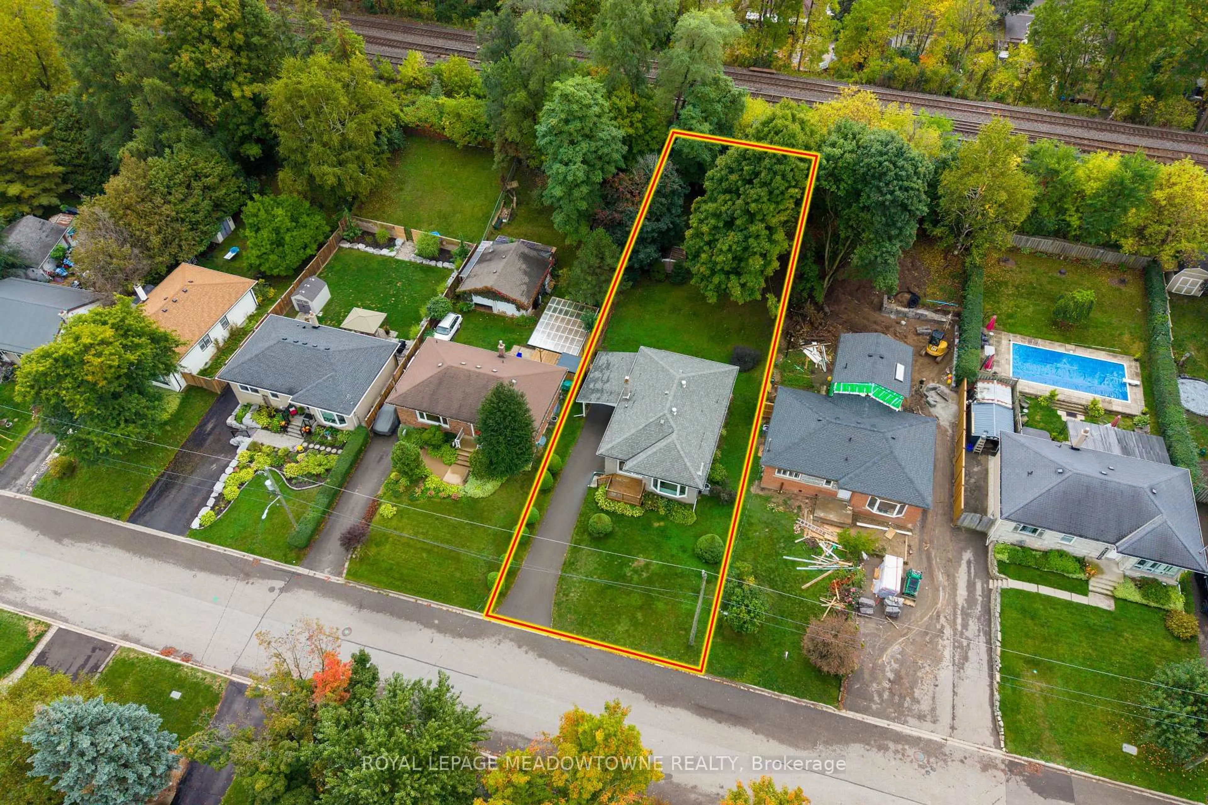 A pic from outside/outdoor area/front of a property/back of a property/a pic from drone, street for 36 Hewson Cres, Halton Hills Ontario L7G 2N9