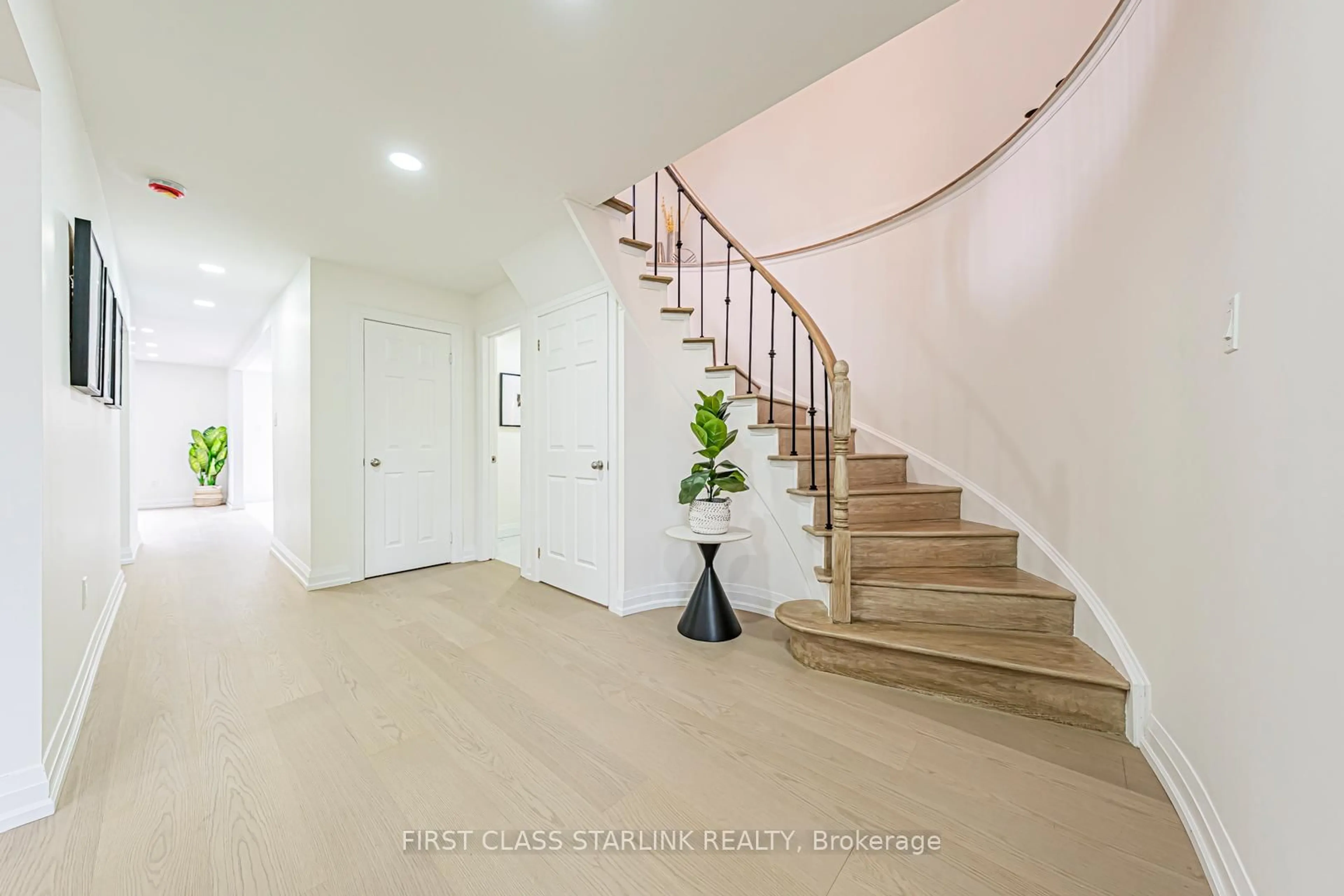 Indoor foyer for 4797 Rosebush Rd, Mississauga Ontario L5M 5N2