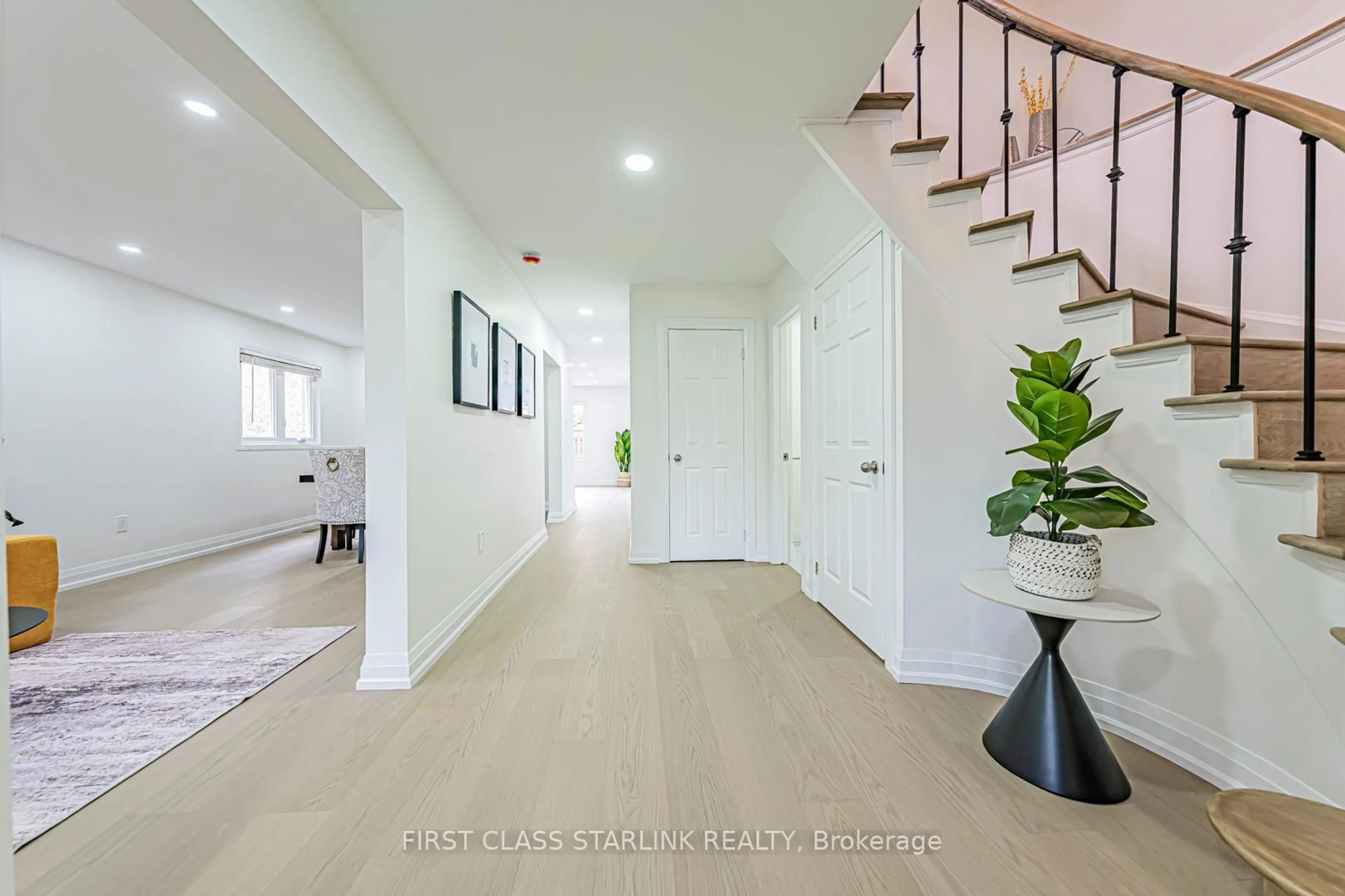 Indoor entryway for 4797 Rosebush Rd, Mississauga Ontario L5M 5N2