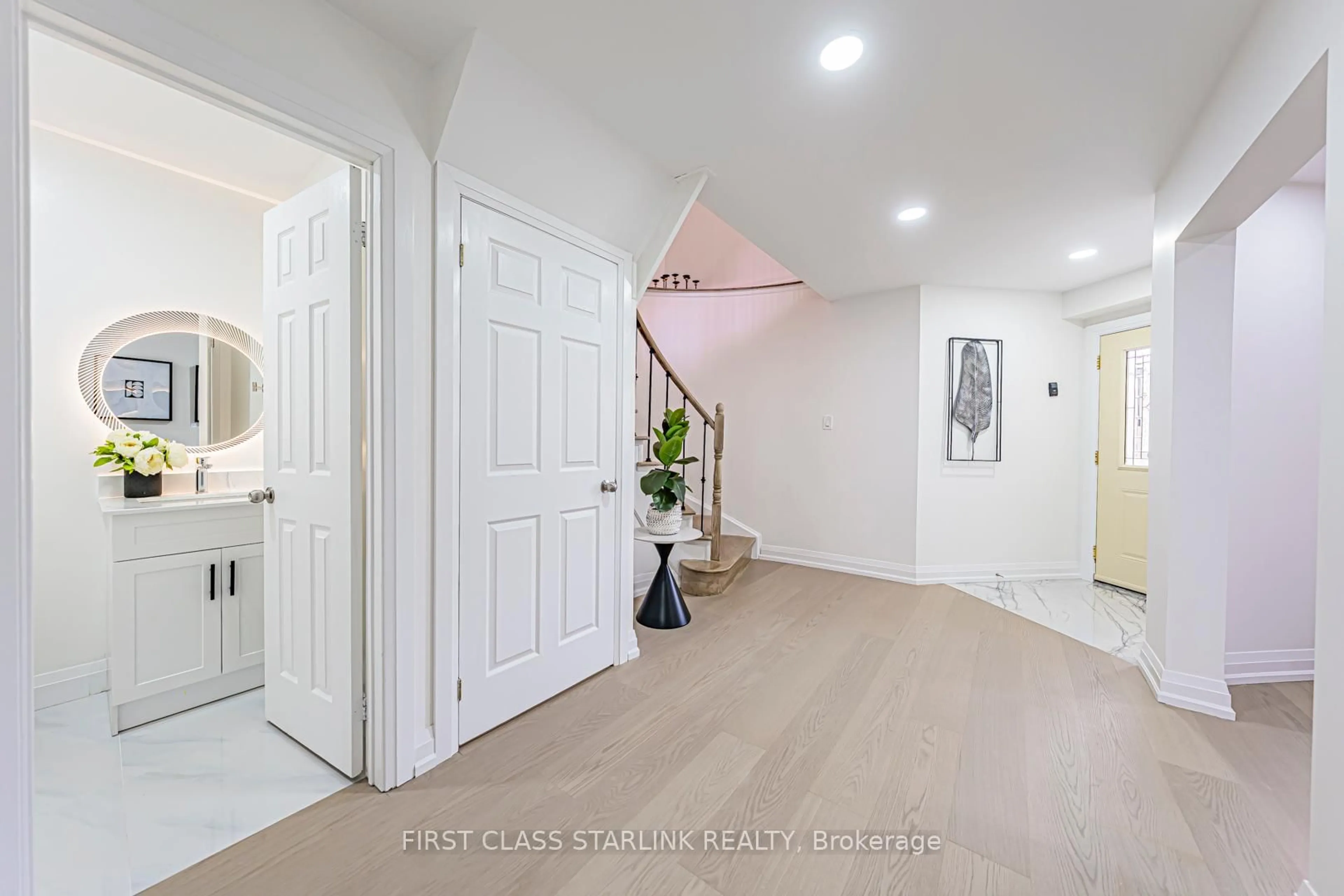 Indoor entryway for 4797 Rosebush Rd, Mississauga Ontario L5M 5N2