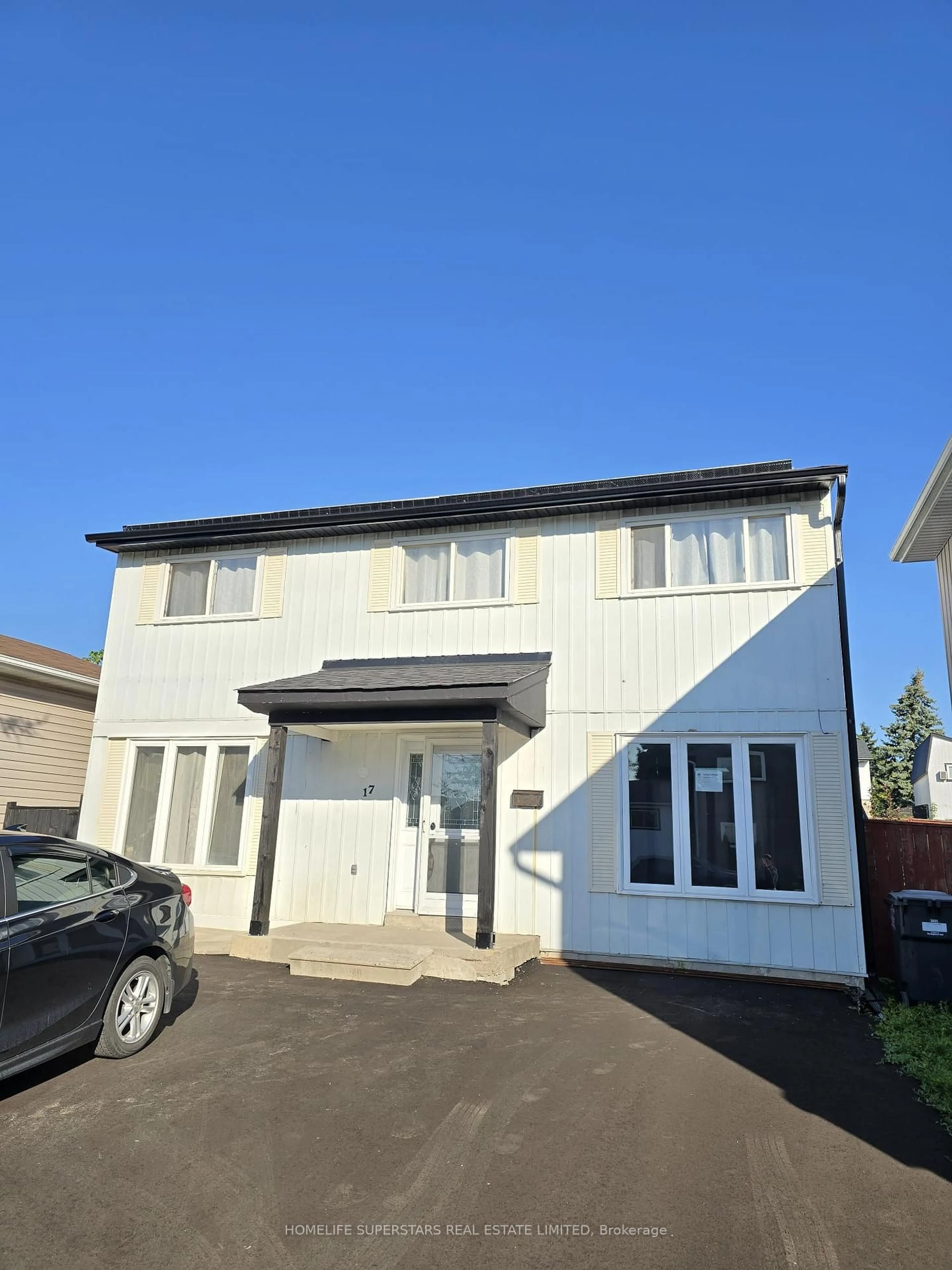 A pic from outside/outdoor area/front of a property/back of a property/a pic from drone, building for 17 Heatherside Crt, Brampton Ontario L6S 1N9
