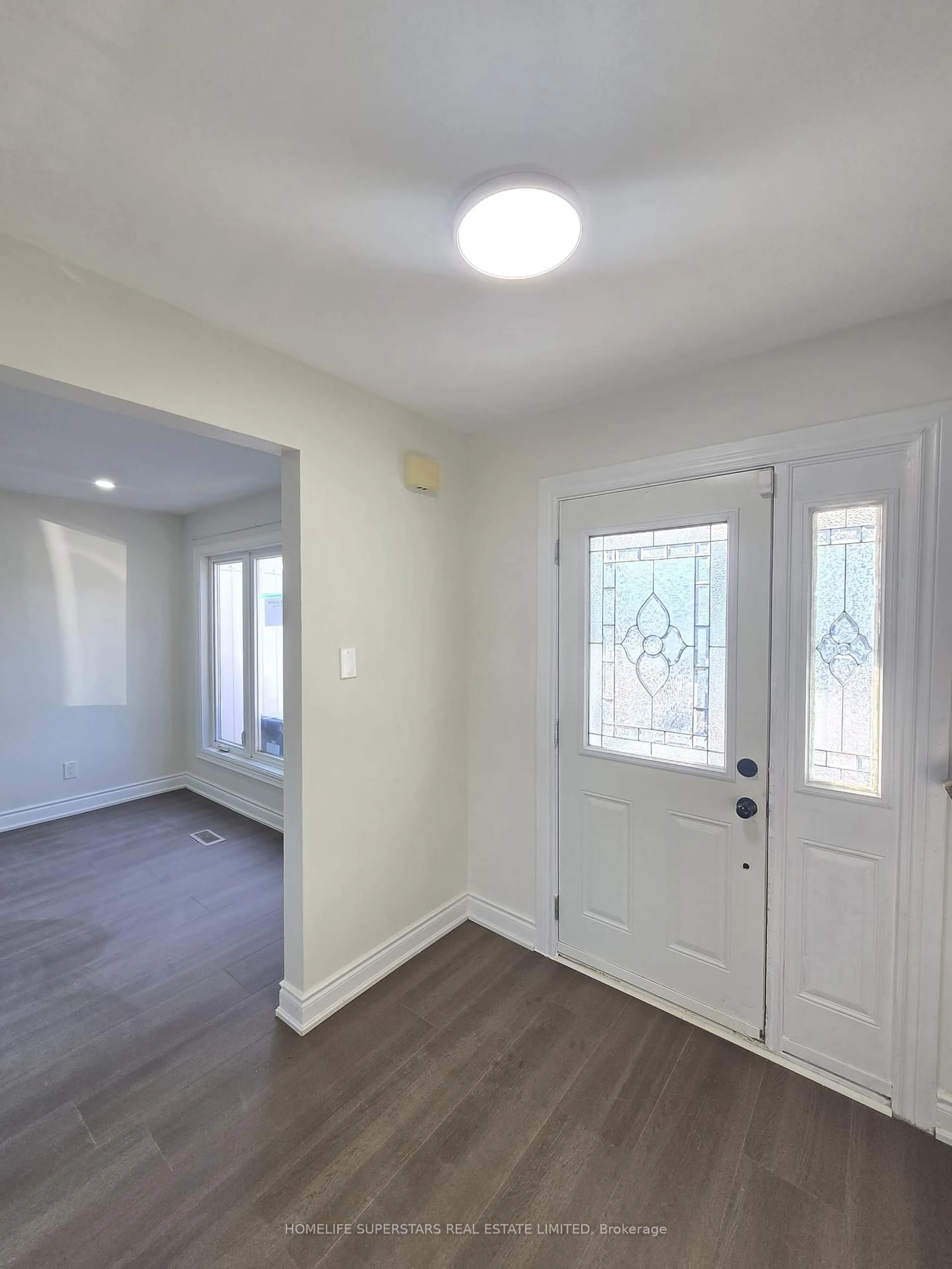 Indoor entryway for 17 Heatherside Crt, Brampton Ontario L6S 1N9