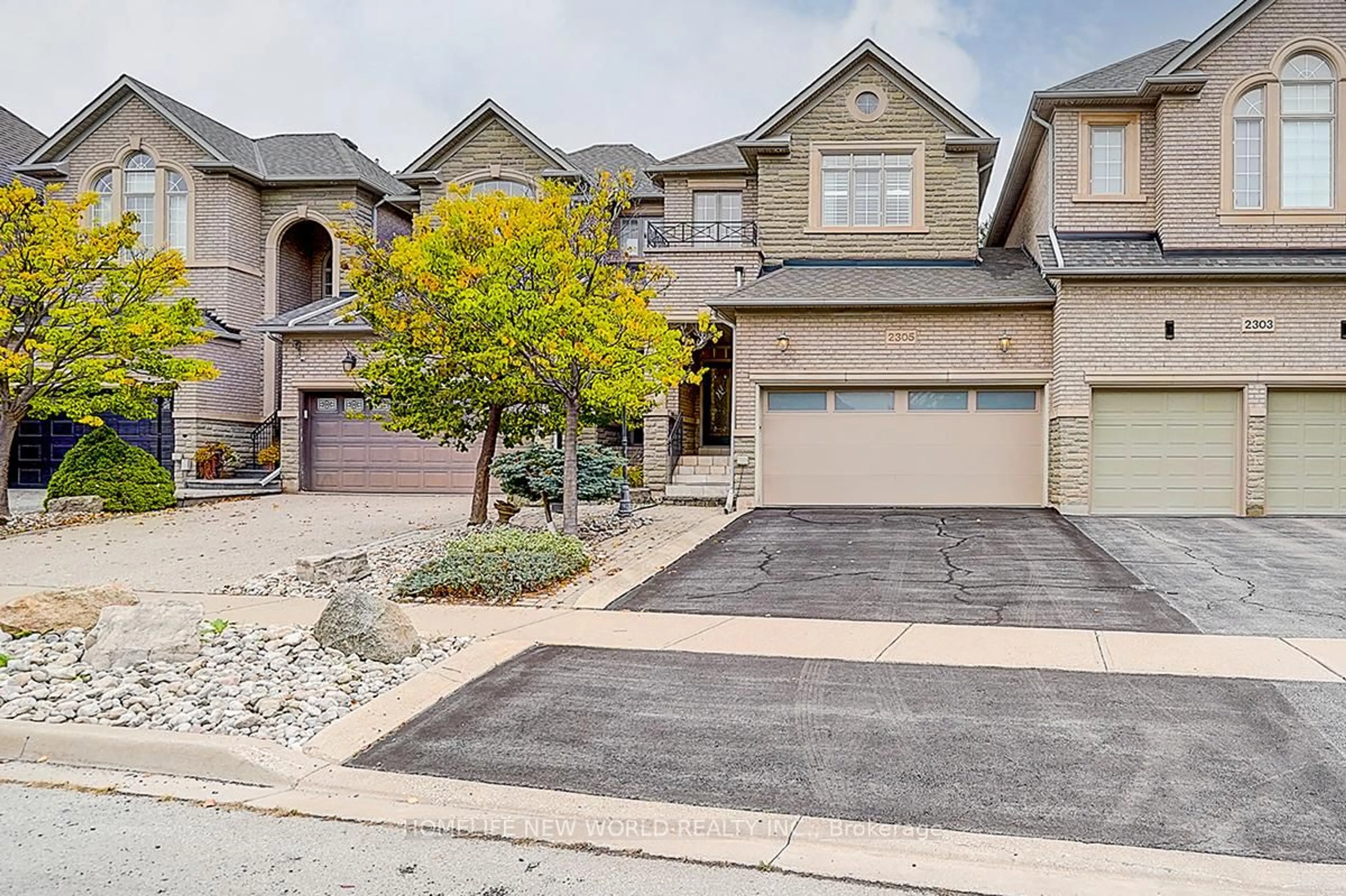 A pic from outside/outdoor area/front of a property/back of a property/a pic from drone, street for 2305 WOODFIELD Rd, Oakville Ontario L6H 6Y7