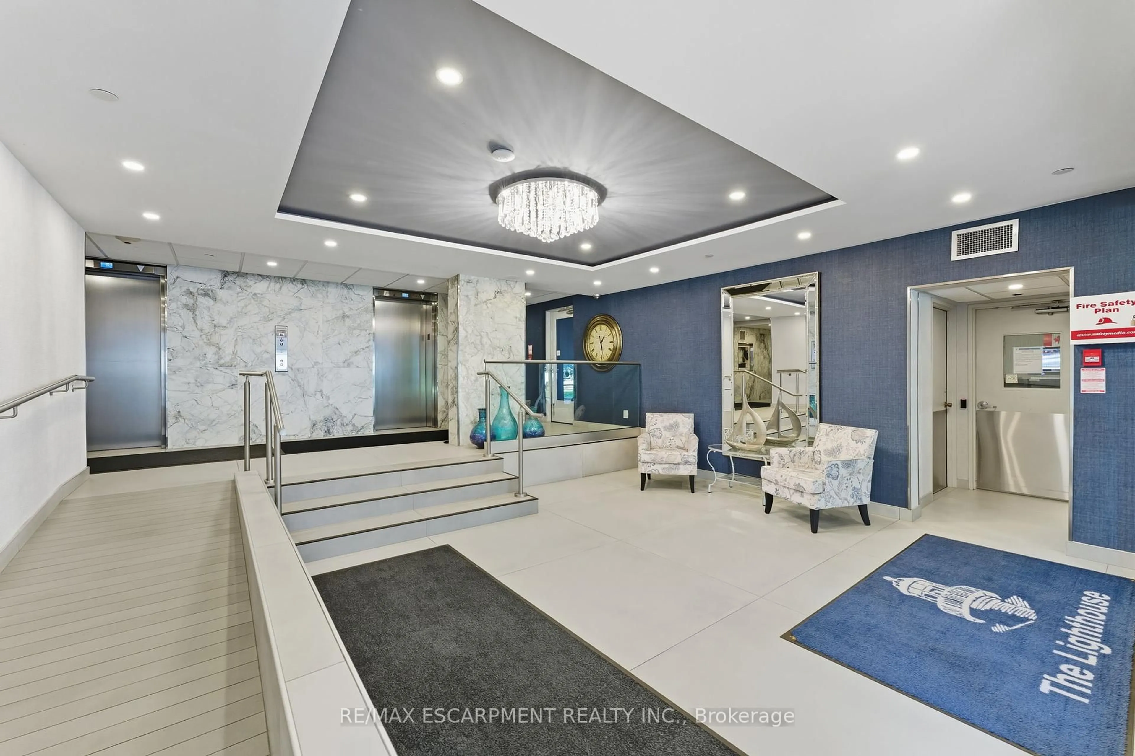 Indoor foyer for 2263 Marine Dr #305, Oakville Ontario L6L 5K1