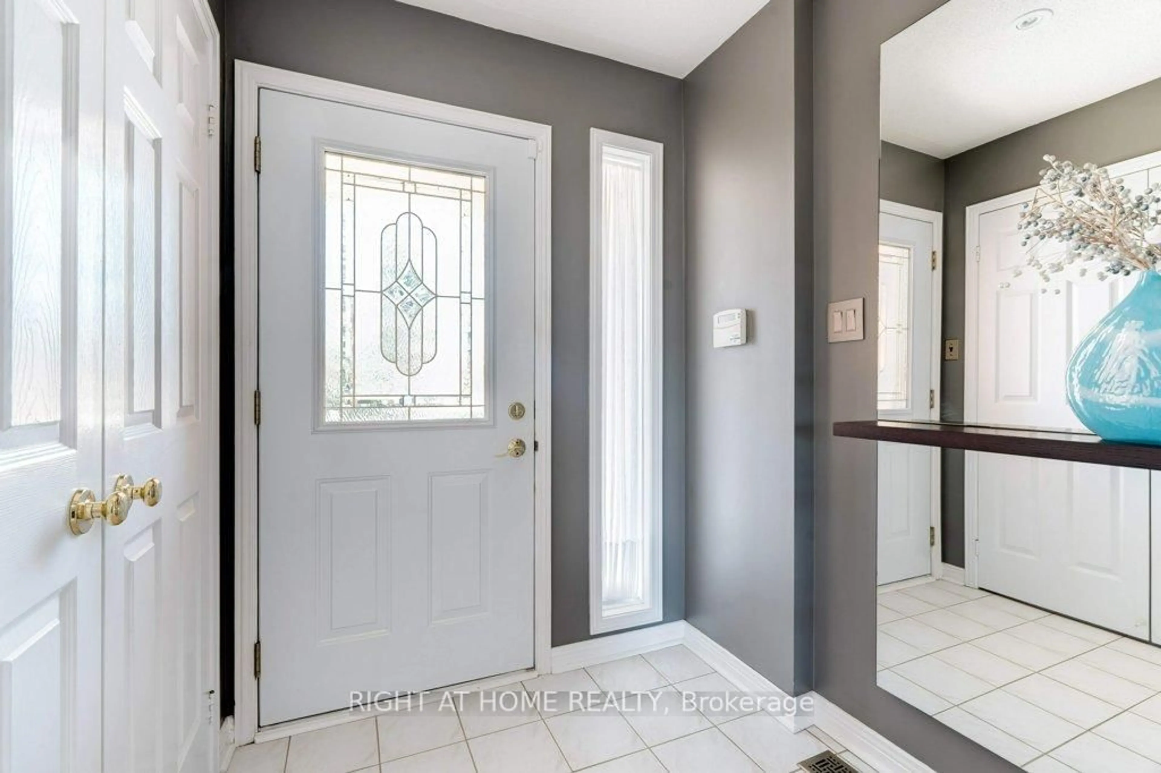 Indoor entryway for 2109 Berwick Dr, Burlington Ontario L7M 4B3