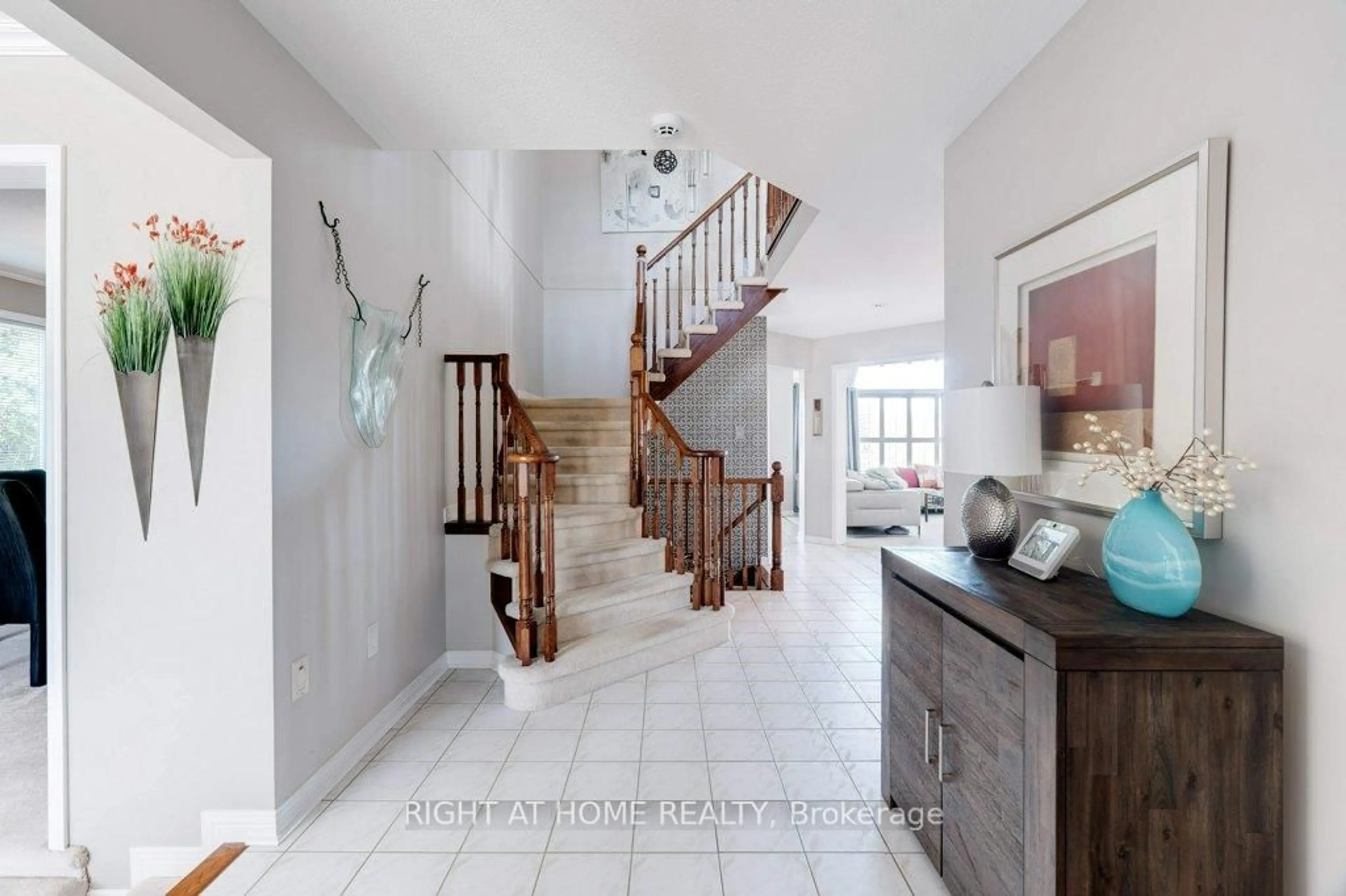Indoor entryway for 2109 Berwick Dr, Burlington Ontario L7M 4B3