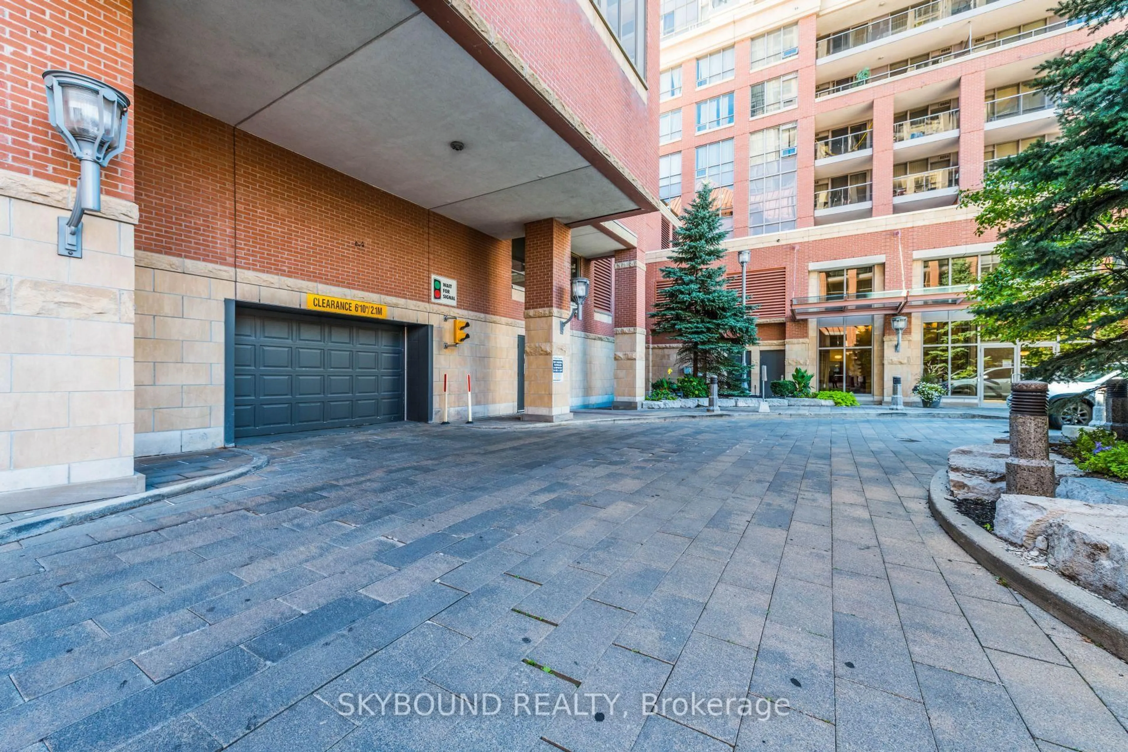 Indoor foyer for 4090 Living Arts Dr #1006, Mississauga Ontario L5B 0C3
