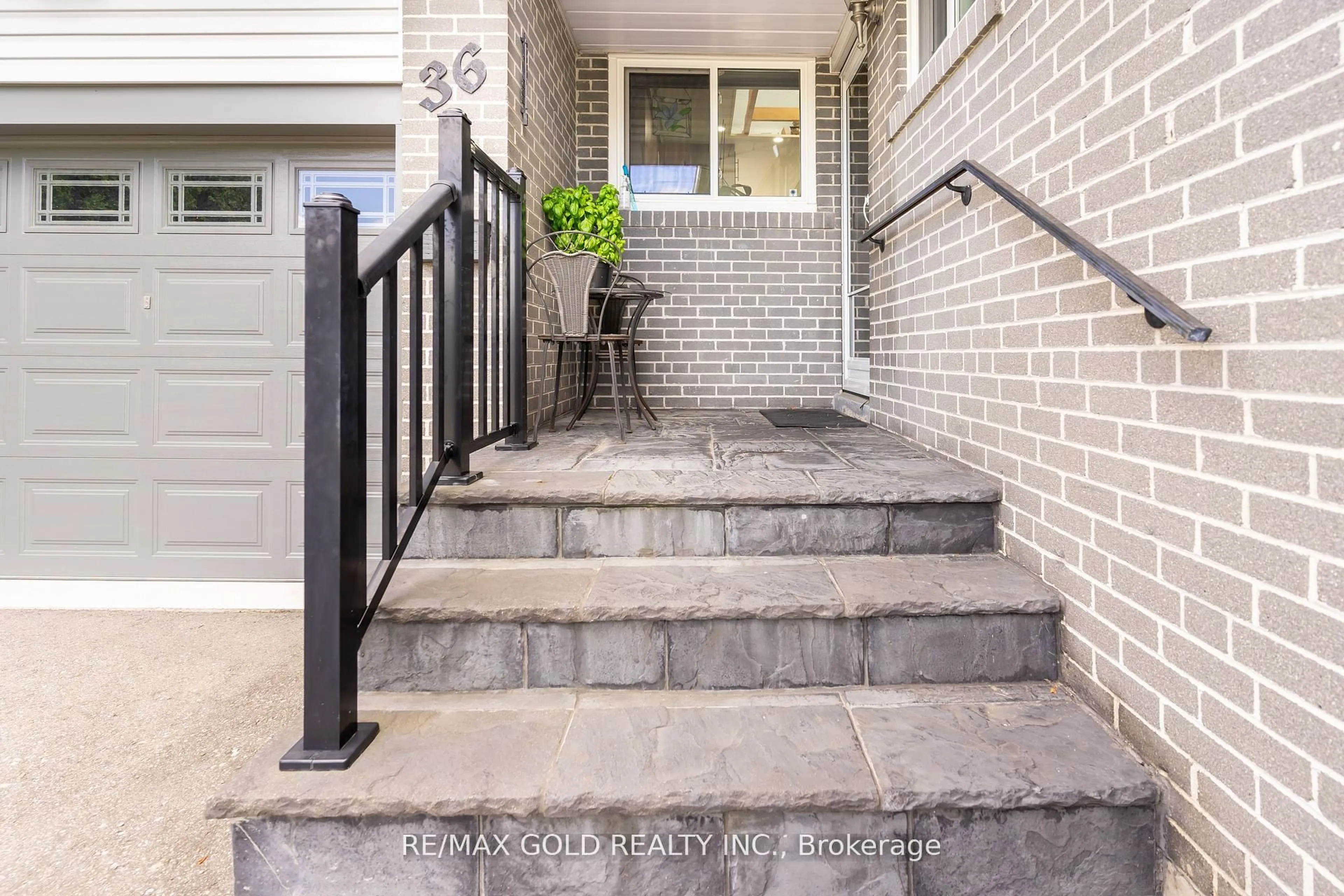 Stairs for 36 Alderbury Cres, Brampton Ontario L6T 1P6