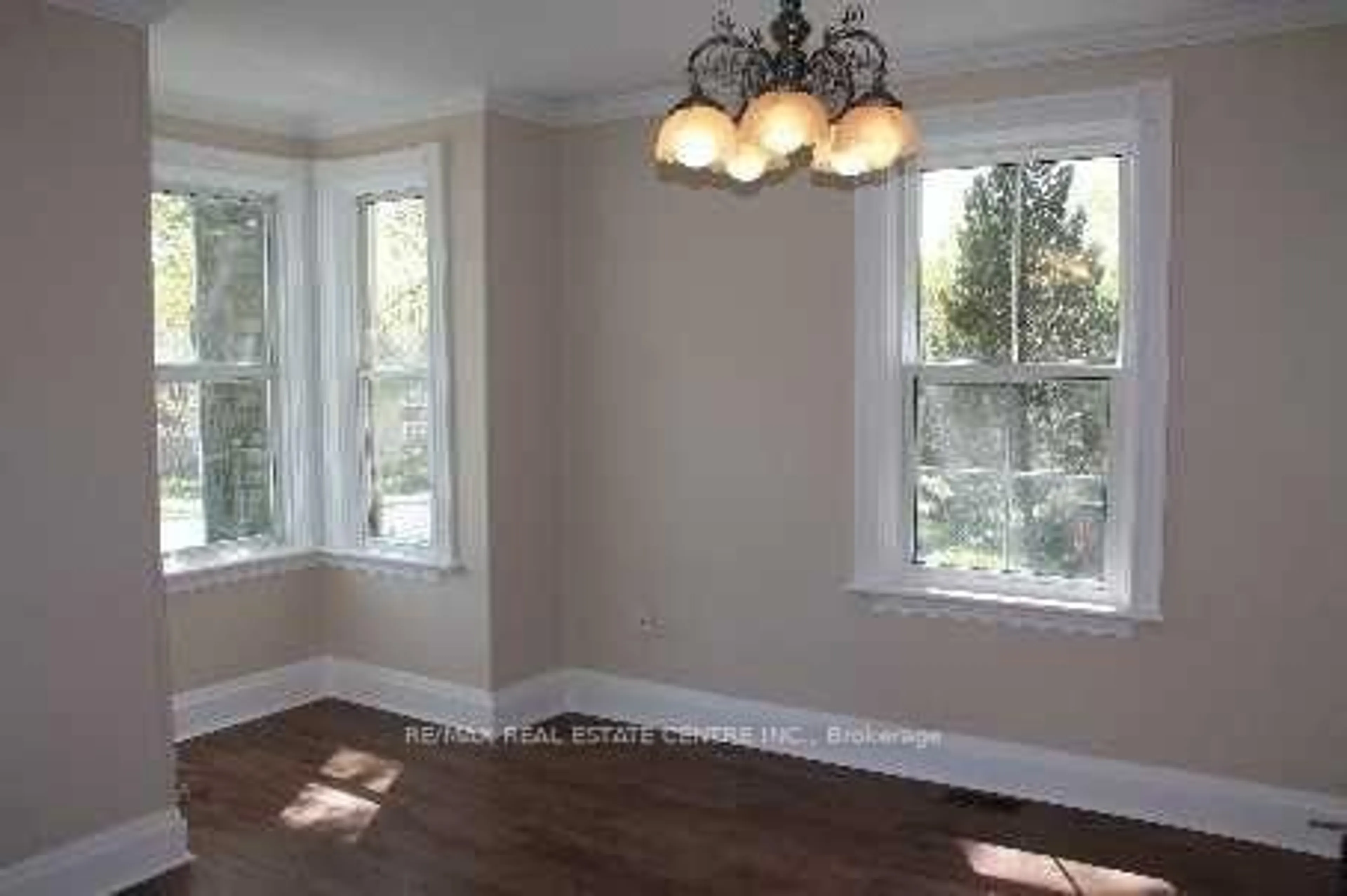 A pic of a room for 33 King St, Halton Hills Ontario L7G 2G9