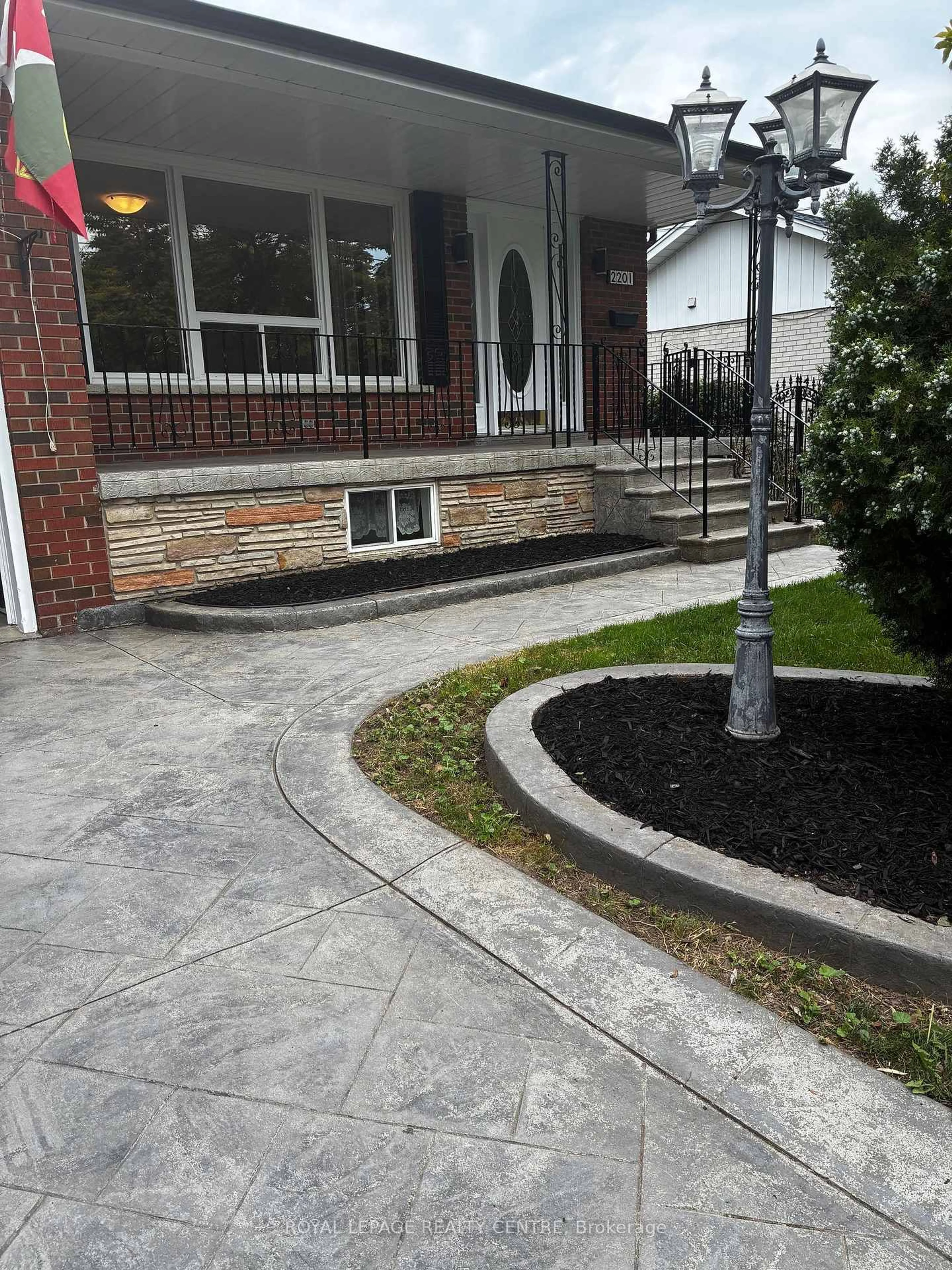 Unknown for 2201 Cliff Rd, Mississauga Ontario L5A 2N8