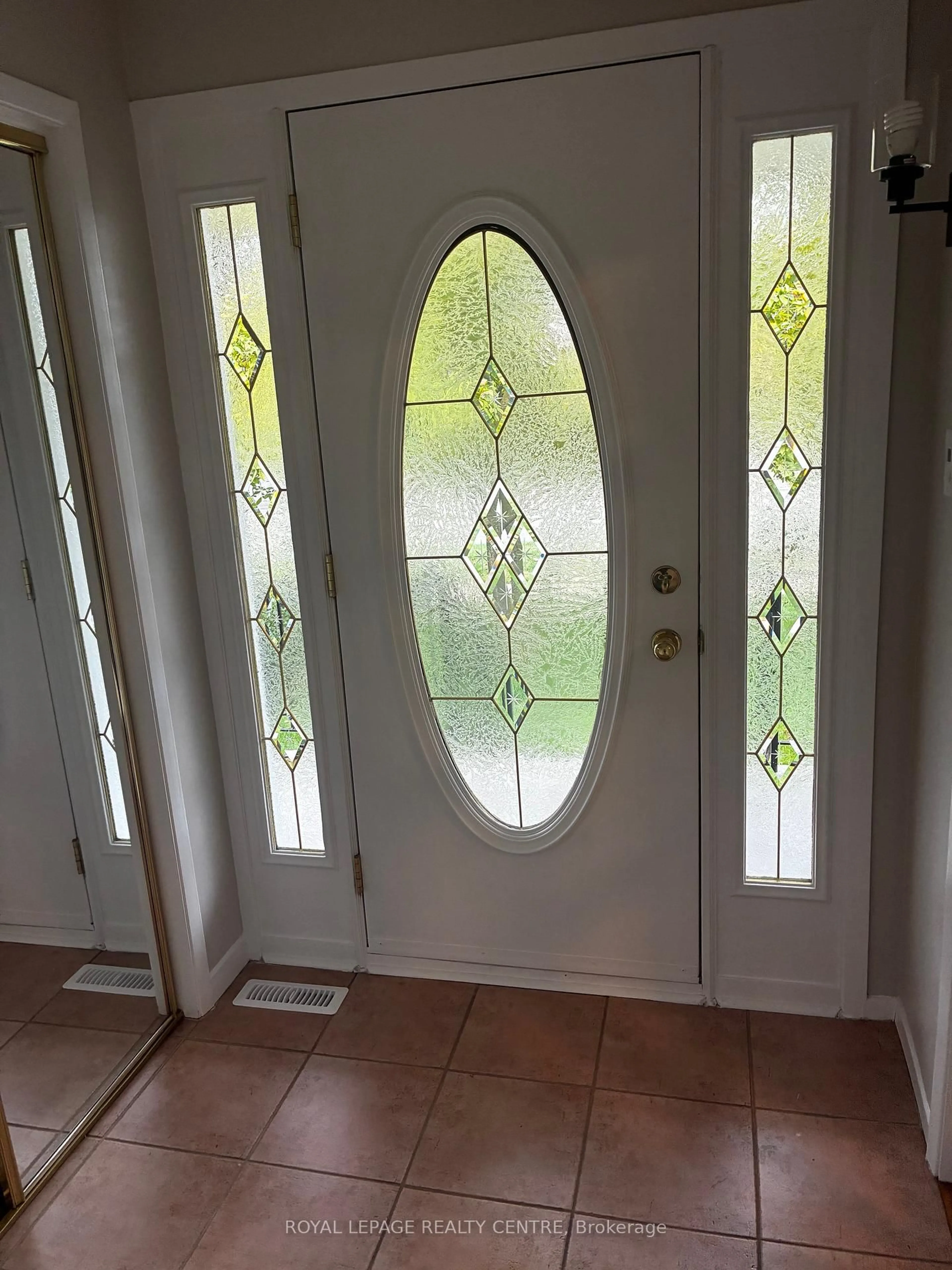 Indoor entryway for 2201 Cliff Rd, Mississauga Ontario L5A 2N8