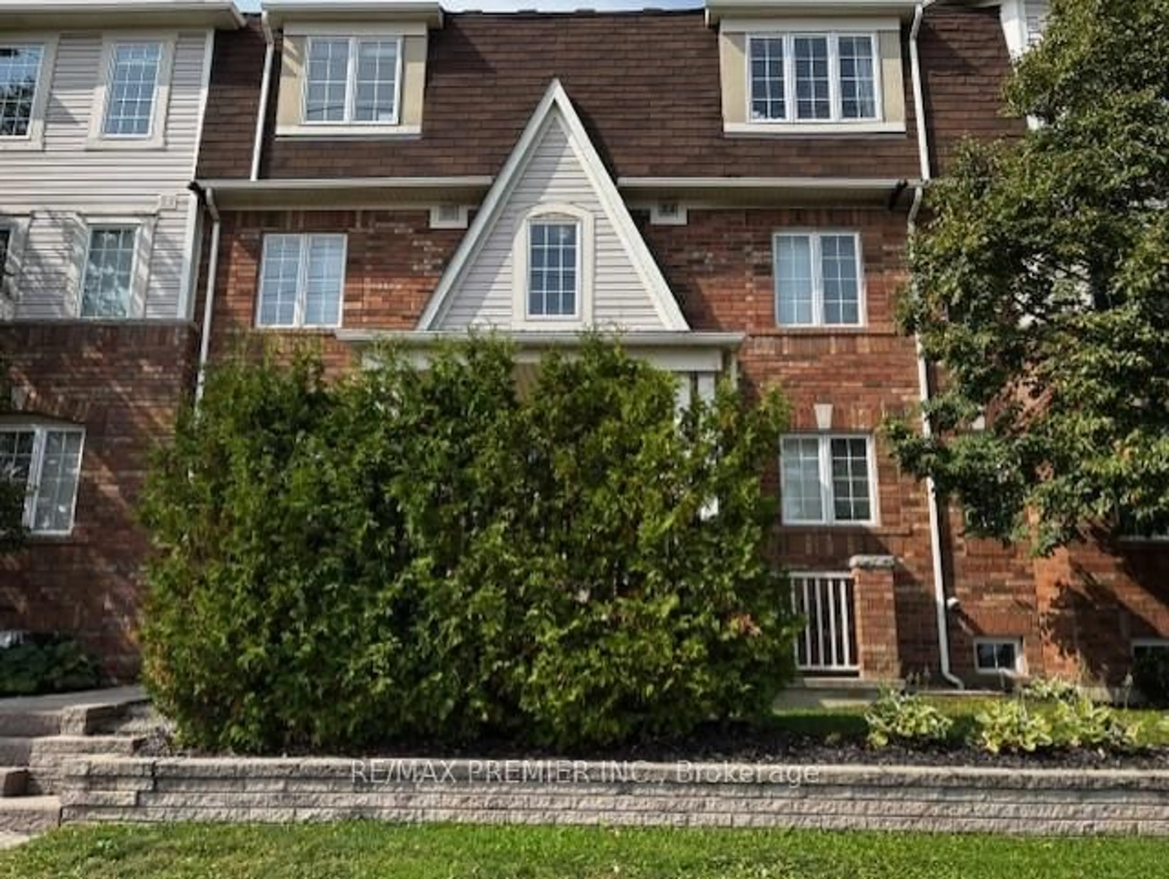 Home with brick exterior material, street for 613 Dundas St #5, Mississauga Ontario L5B 0B5