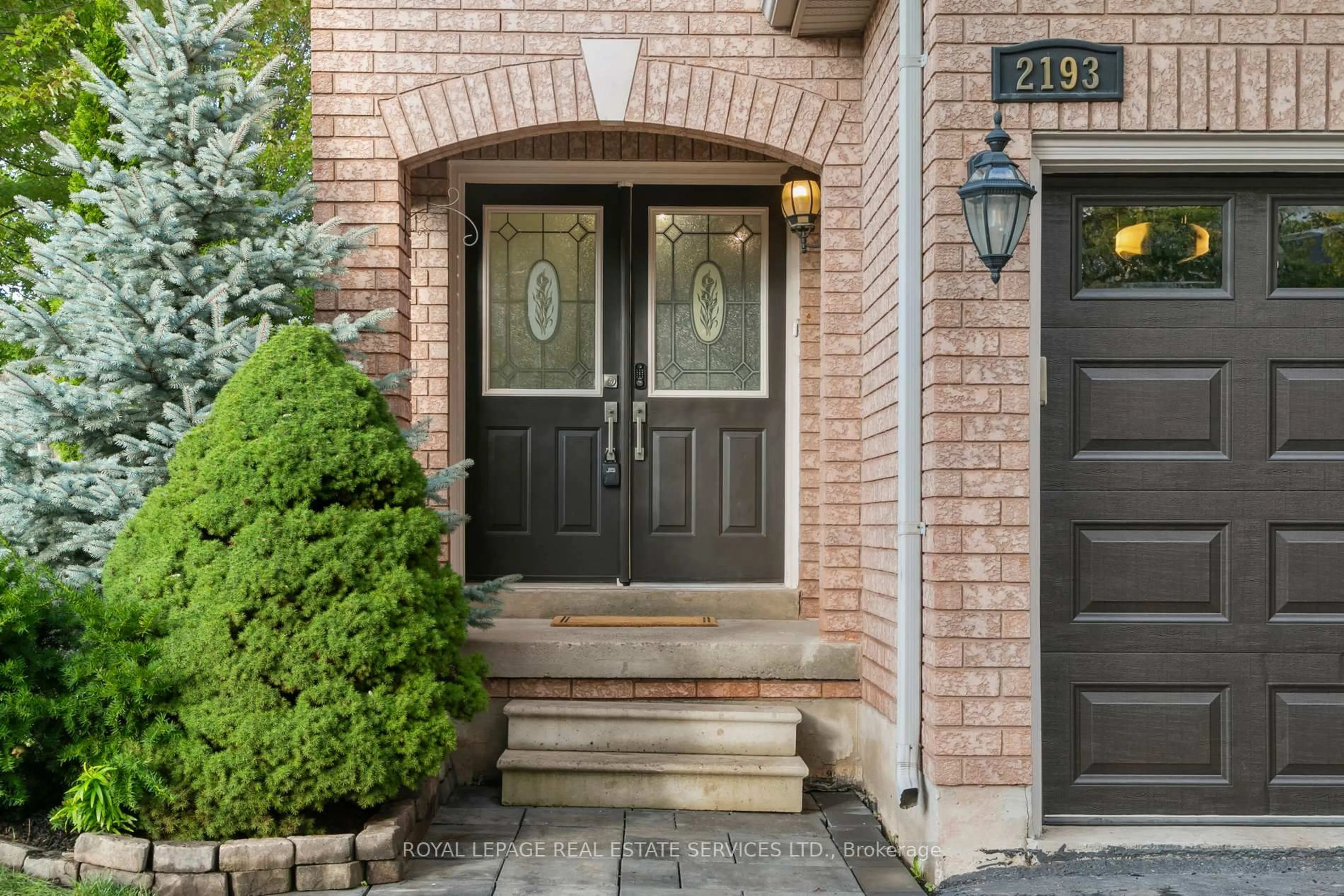 Indoor entryway for 2193 Shorncliffe Blvd, Oakville Ontario L6M 3X2