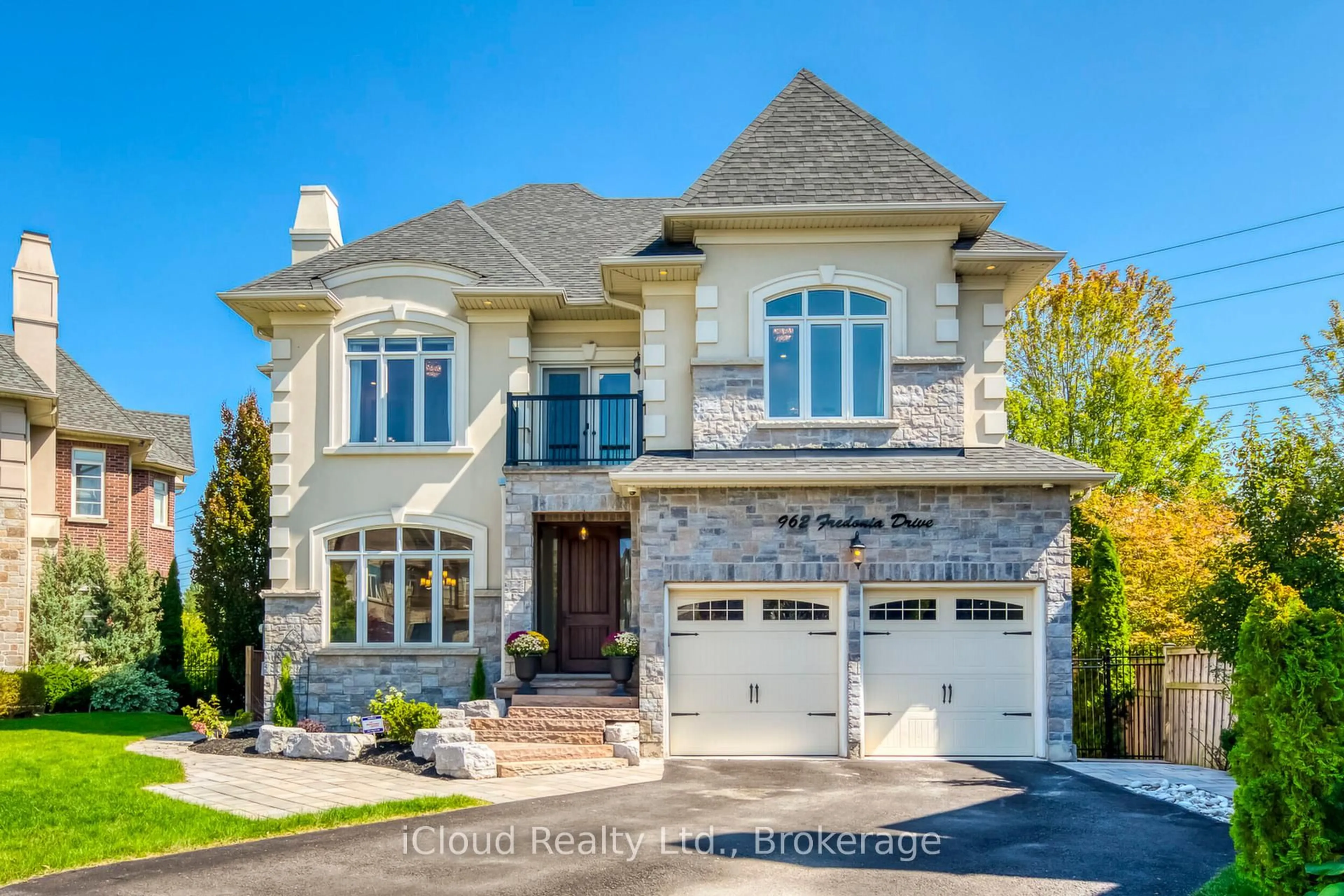Home with brick exterior material, street for 962 Fredonia Dr, Mississauga Ontario L5C 2W4