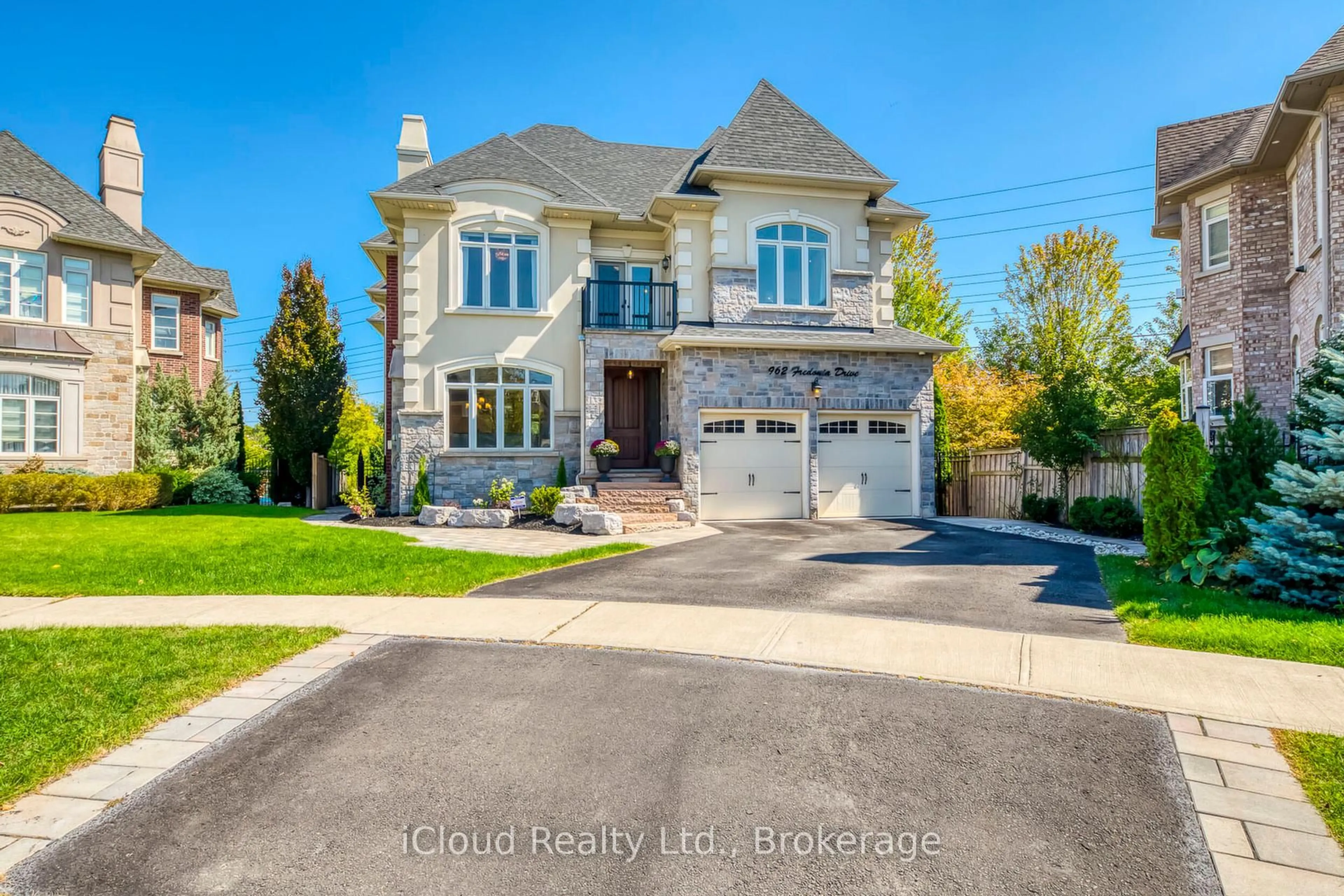 Home with brick exterior material, street for 962 Fredonia Dr, Mississauga Ontario L5C 2W4